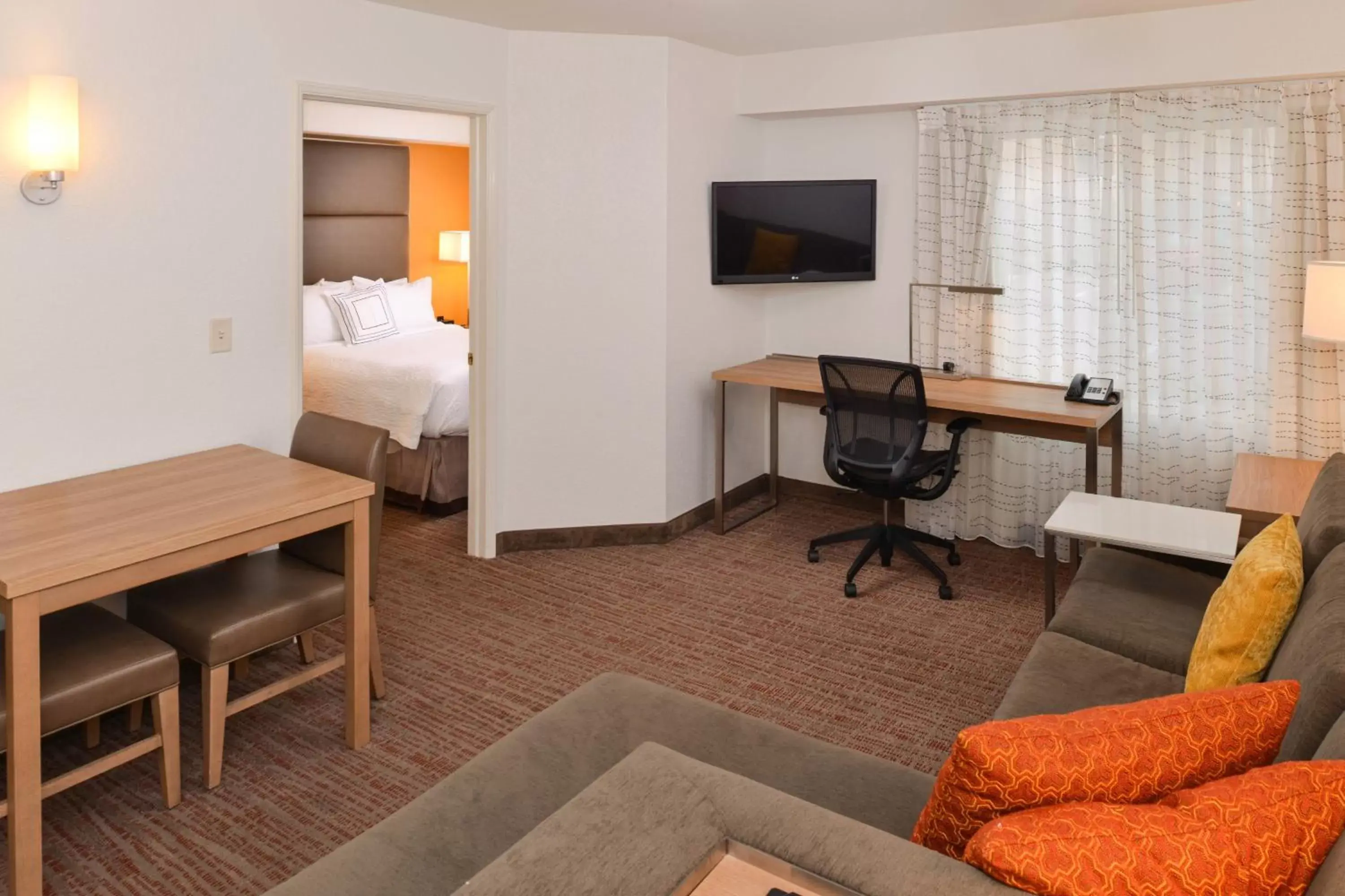 Bedroom, TV/Entertainment Center in Residence Inn Palo Alto Los Altos