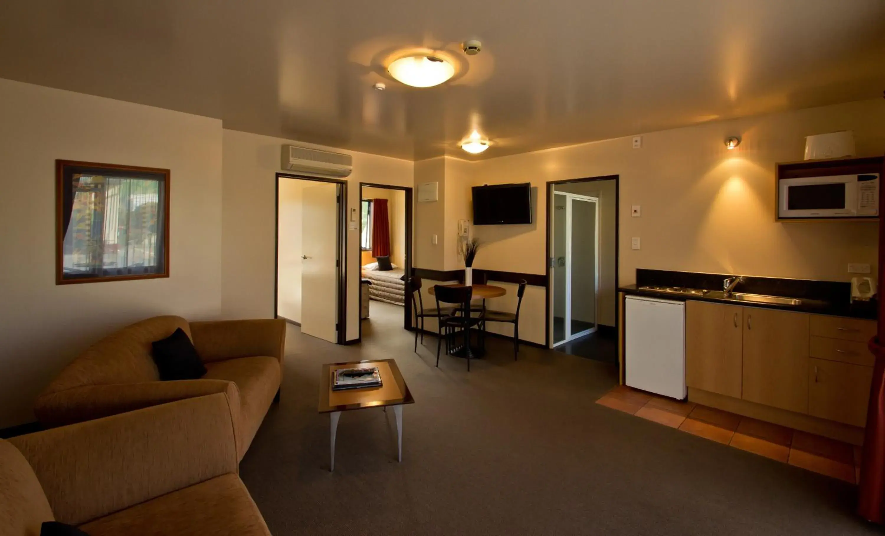 Living room, Seating Area in Broadway Motel