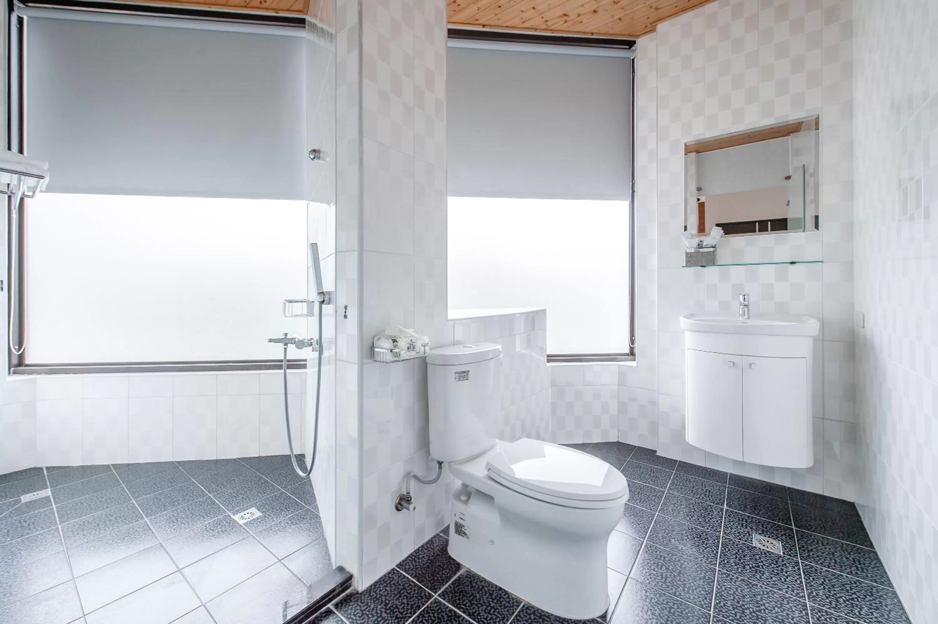 Bathroom in lightness Station Inn