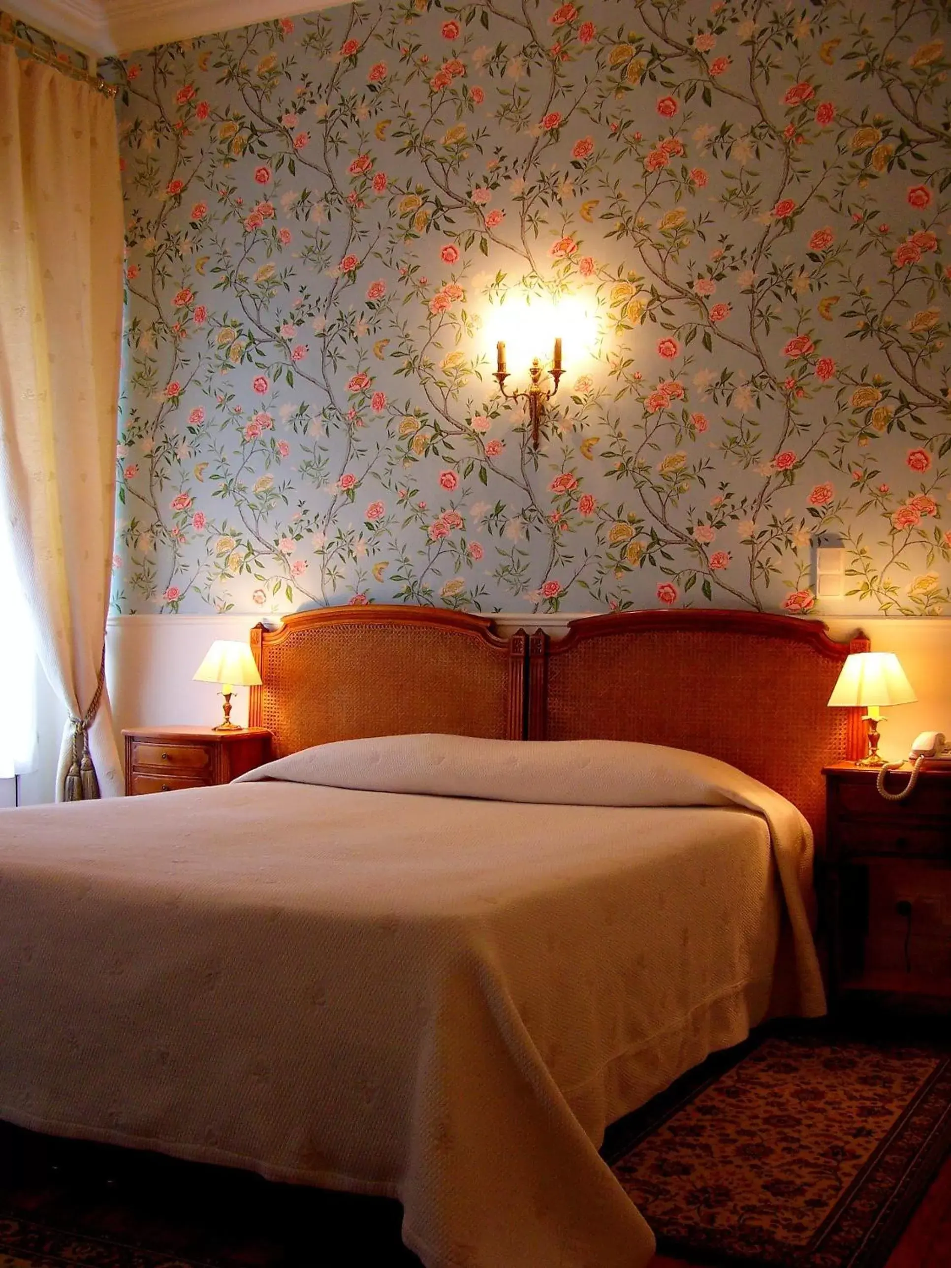 Bed in Hôtel de l'Abeille