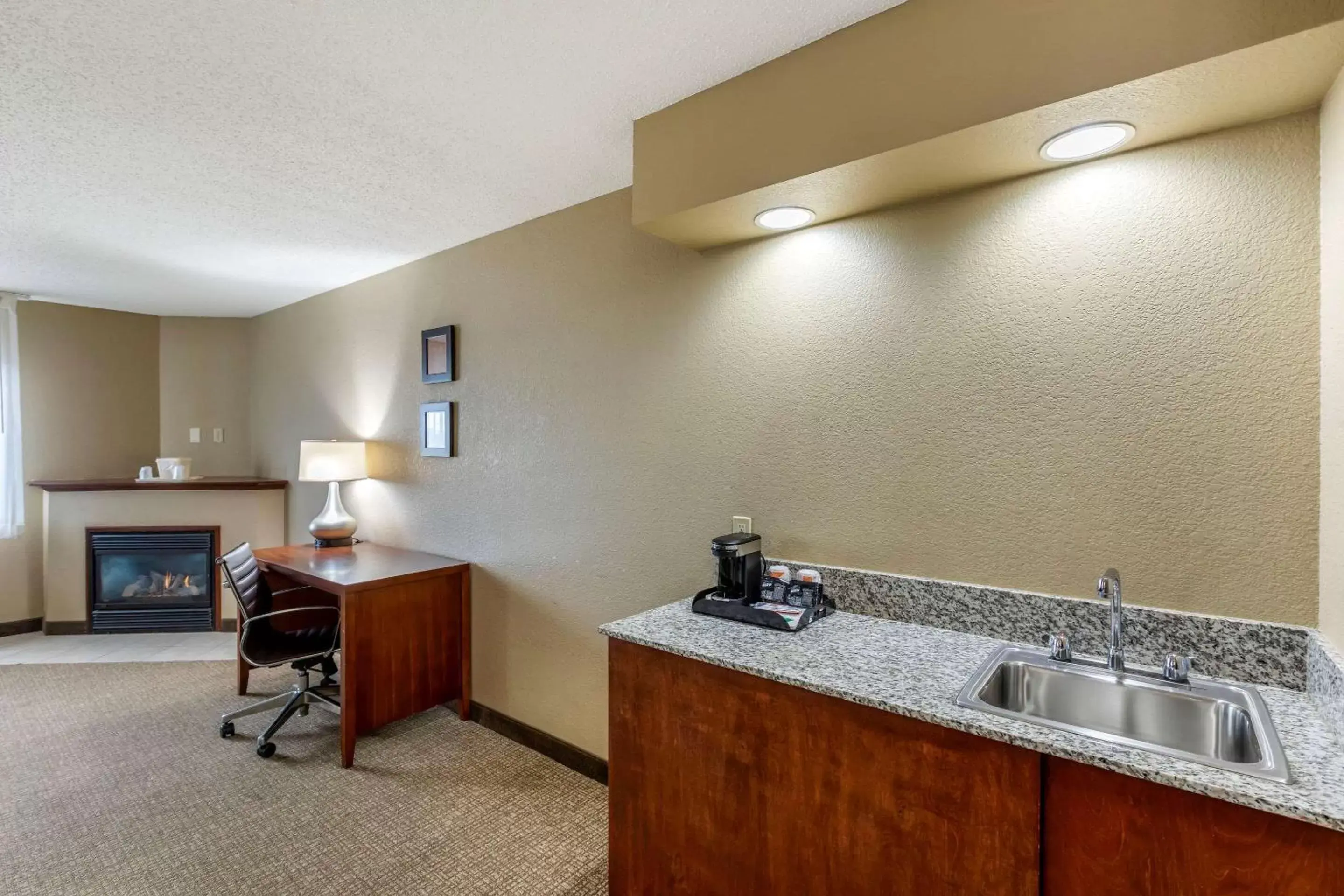 Photo of the whole room, Kitchen/Kitchenette in Comfort Inn & Suites Jackson - West Bend