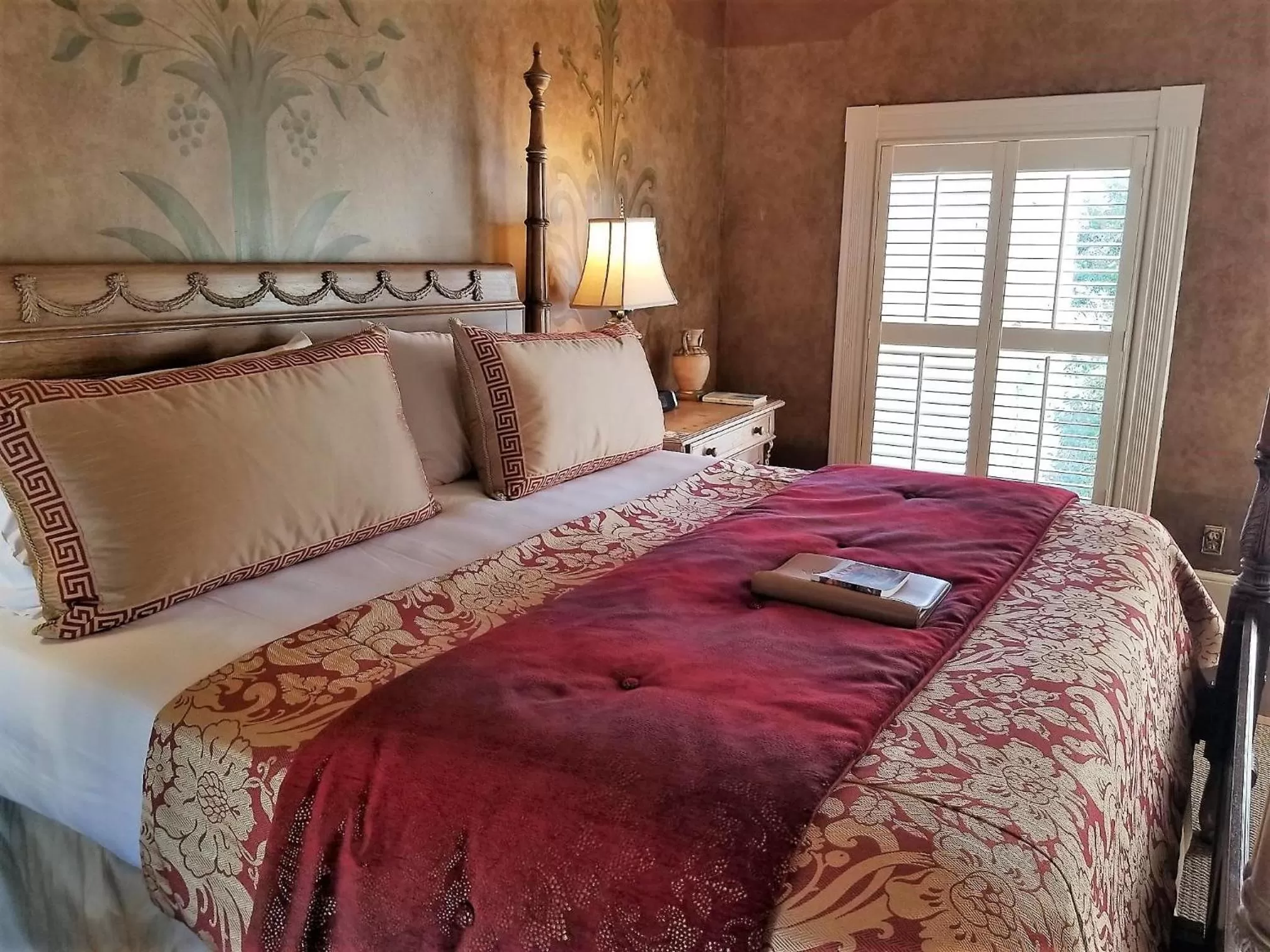 Bed in Ballastone Inn