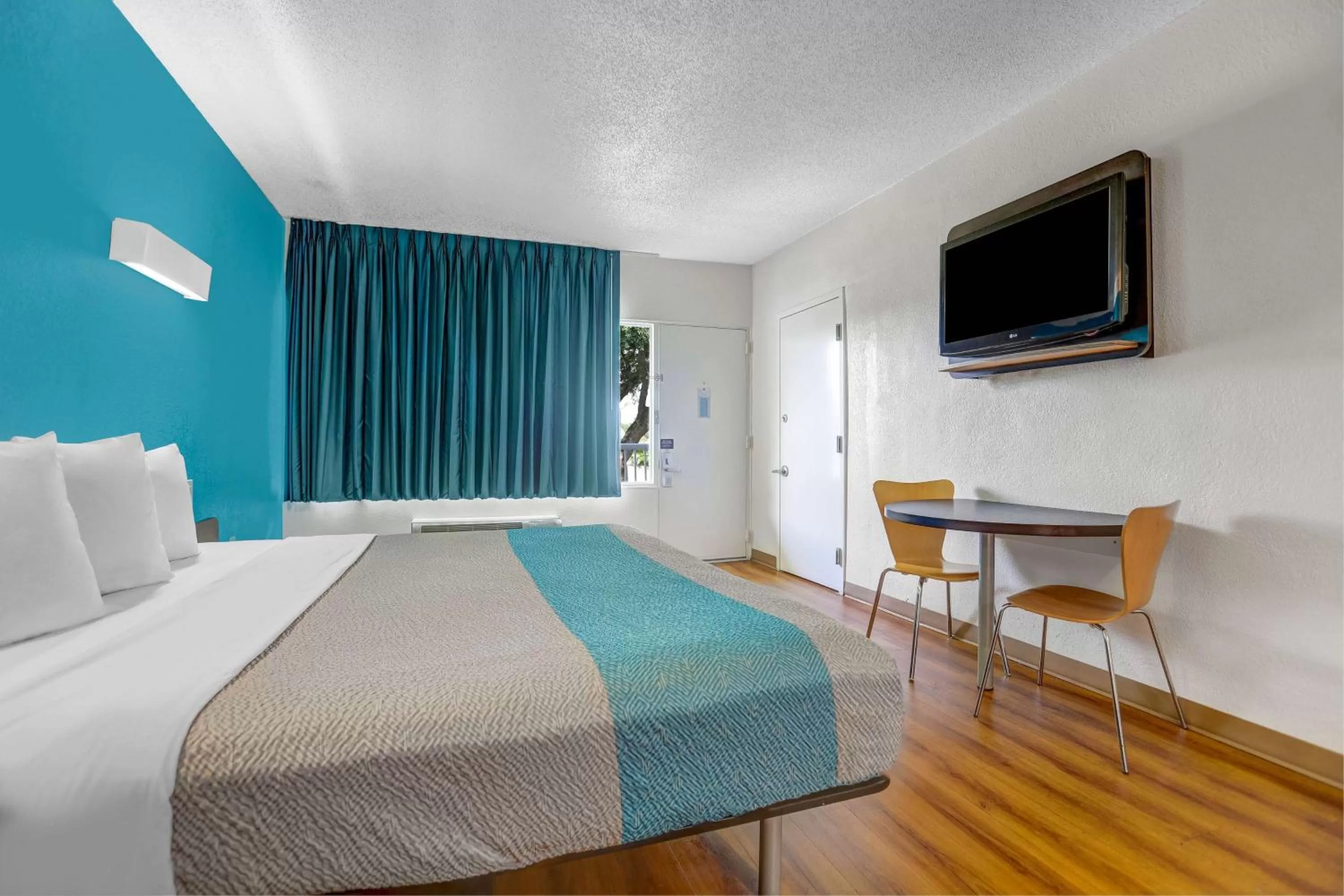 Bed in Motel 6-Jacksonville, NC