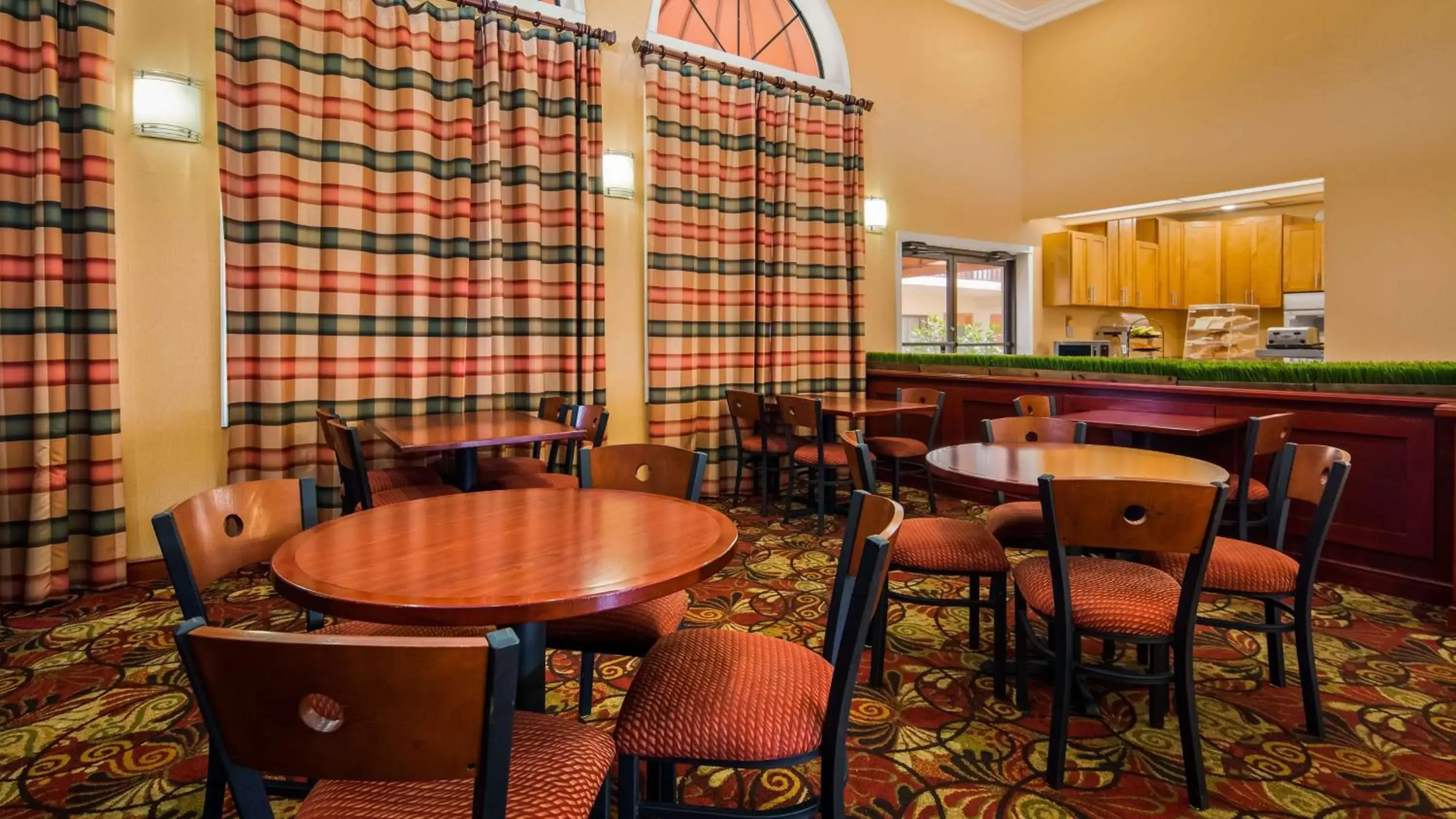 Restaurant/places to eat, Lounge/Bar in Best Western Orlando East Inn & Suites