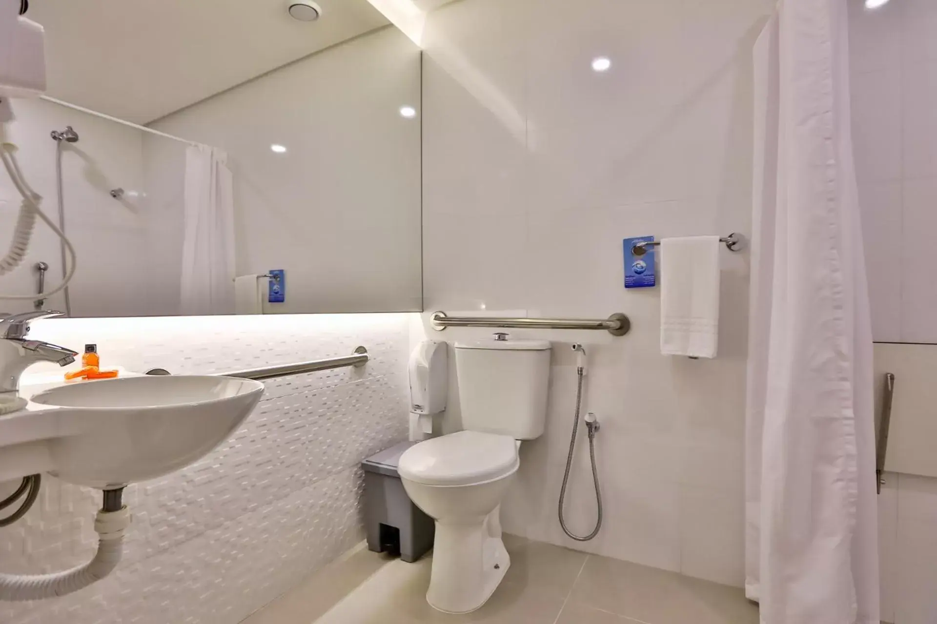 Facility for disabled guests, Bathroom in Go Inn Serra