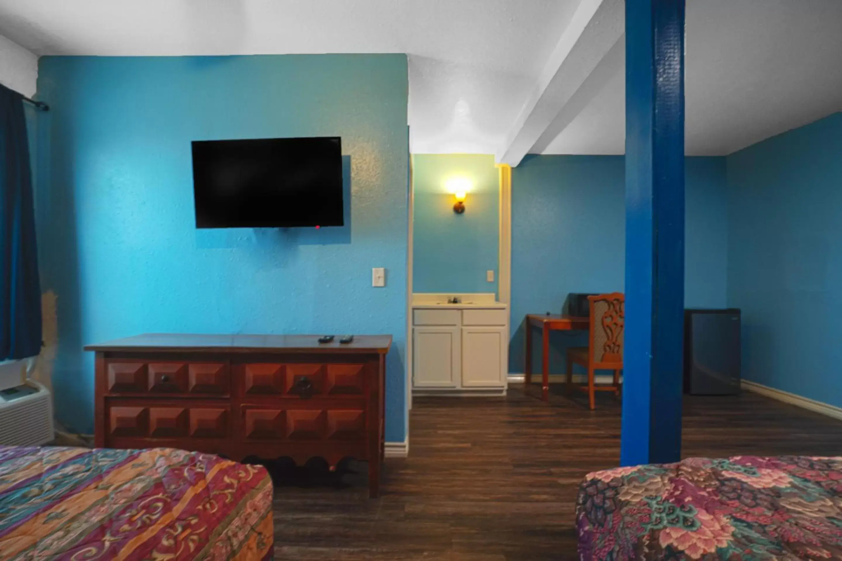 Bedroom, TV/Entertainment Center in Plaza Motel Corpus Christi by OYO