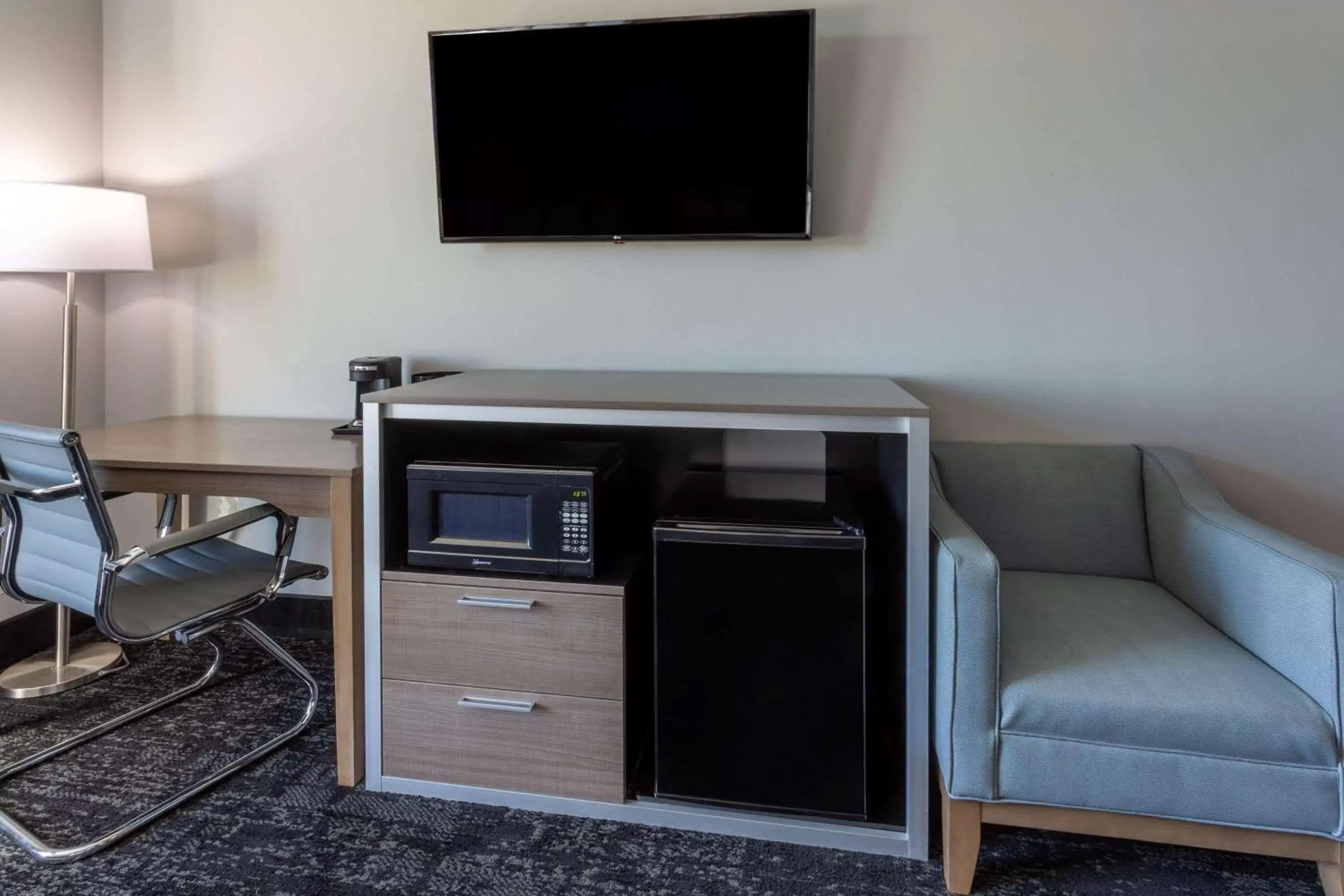 Photo of the whole room, TV/Entertainment Center in Baymont by Wyndham Madison