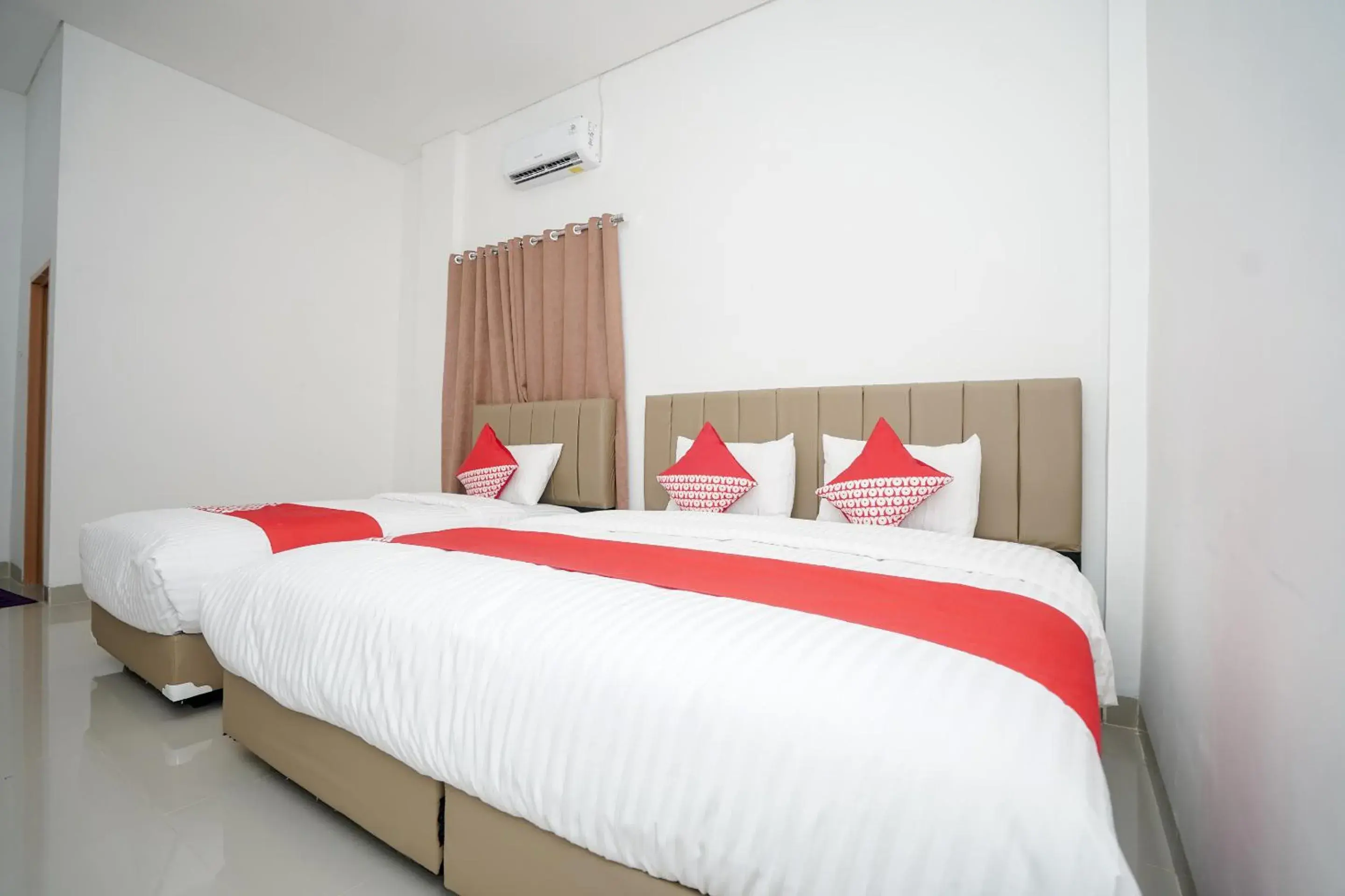Bedroom, Bed in OYO 443 Hotel Barlian