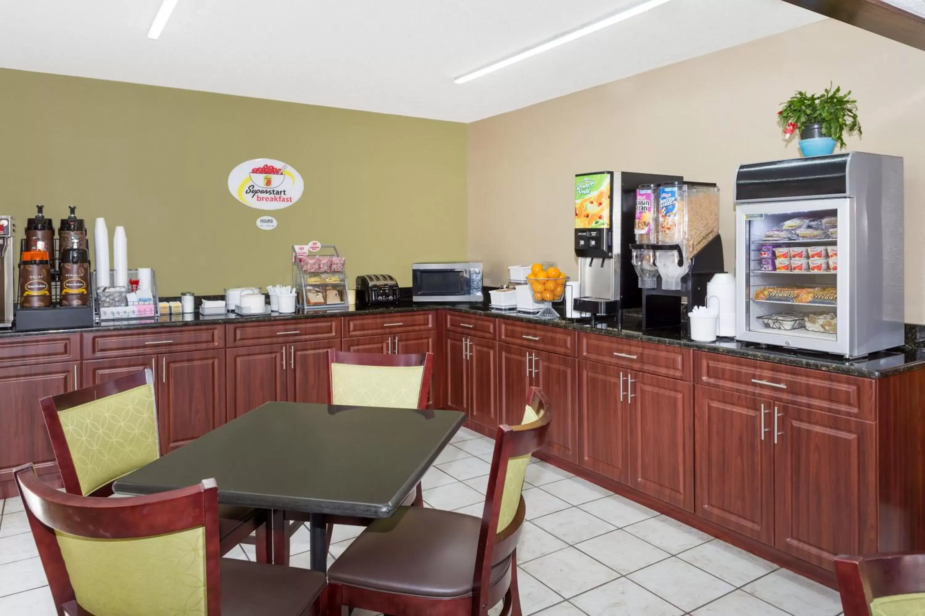 Continental breakfast, Restaurant/Places to Eat in Super 8 by Wyndham Sarasota Near Siesta Key