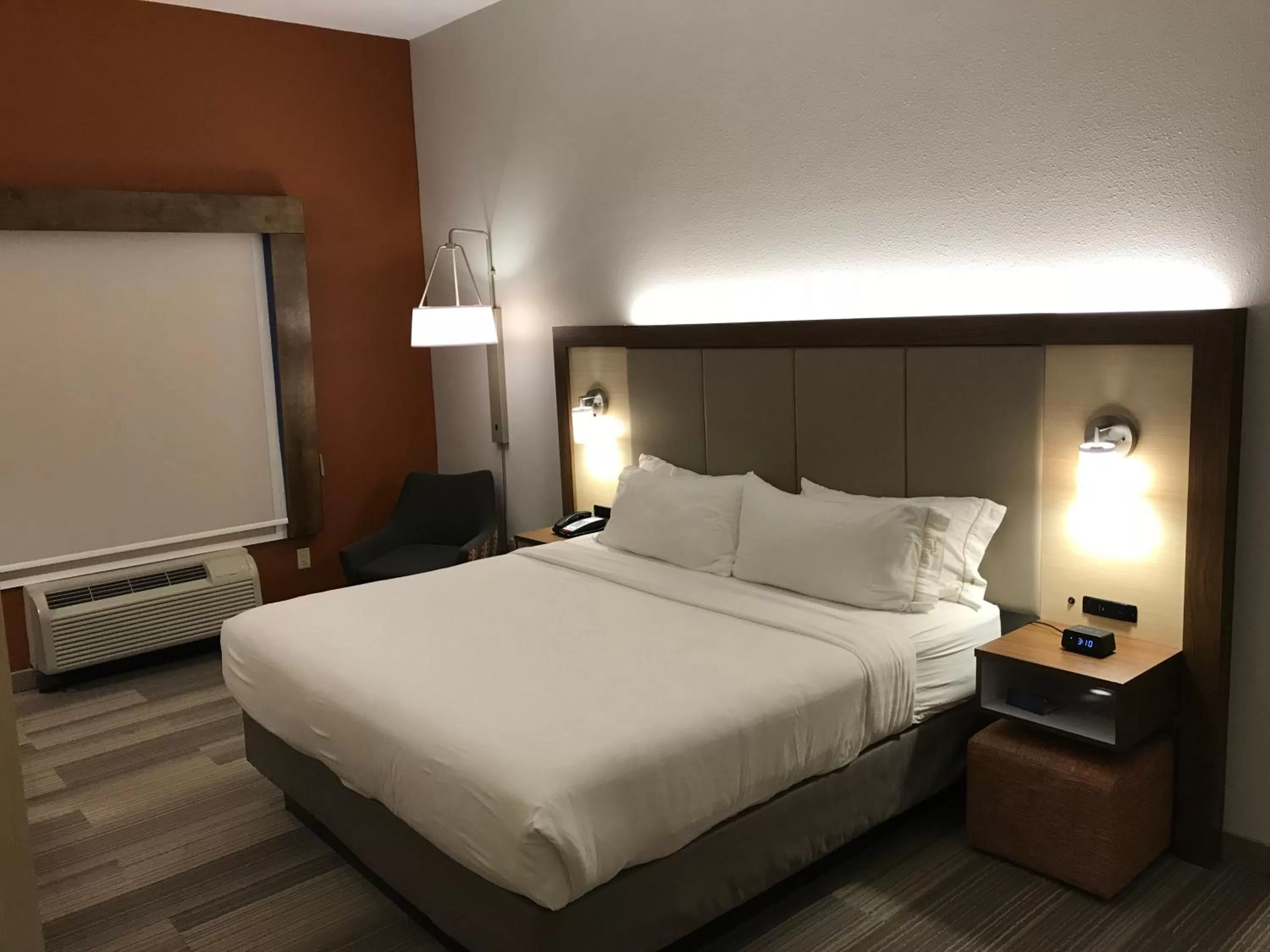 Photo of the whole room, Bed in Holiday Inn Express Orlando - South Davenport by IHG