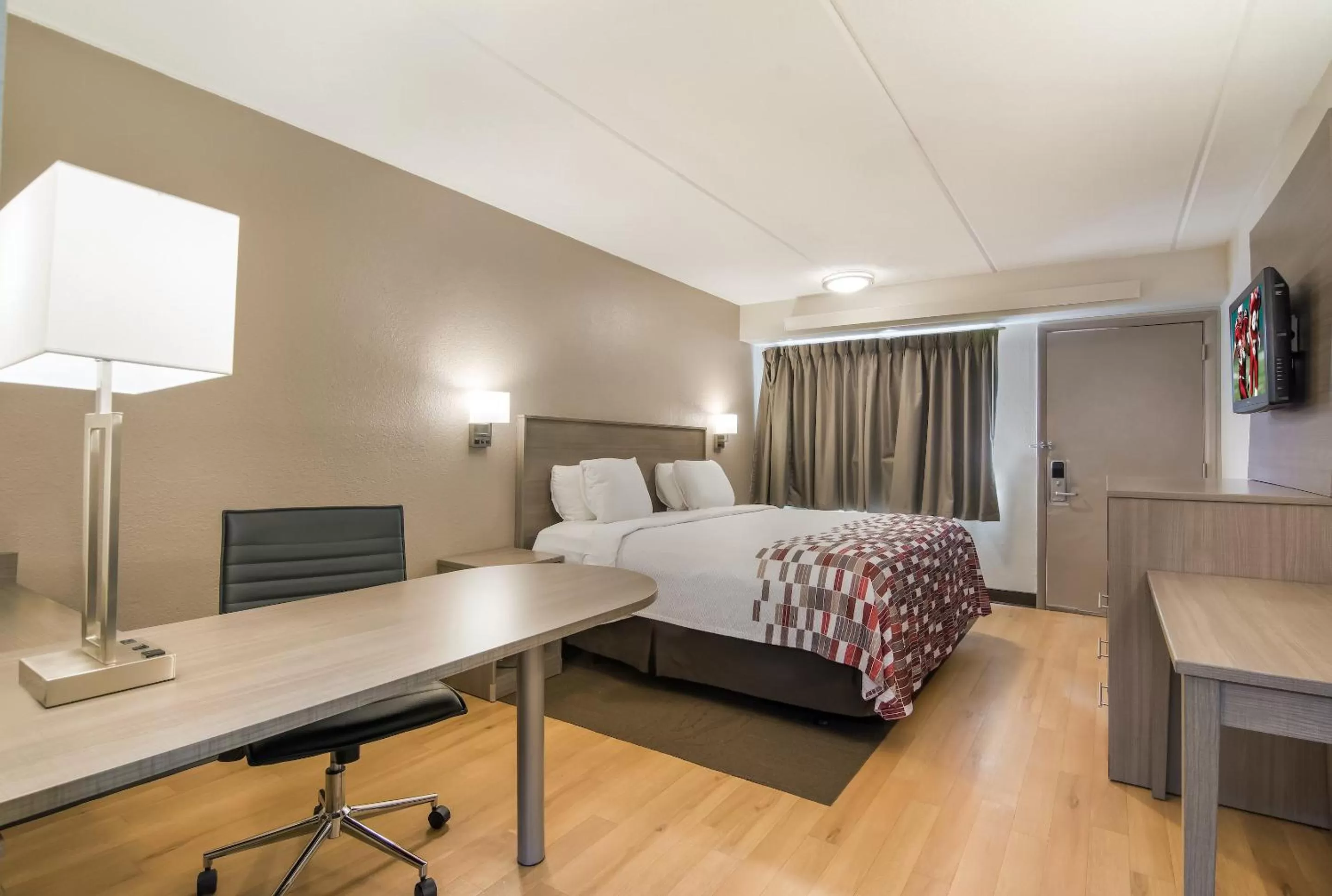 Bedroom, Bed in Red Roof Inn Durham - Triangle Park