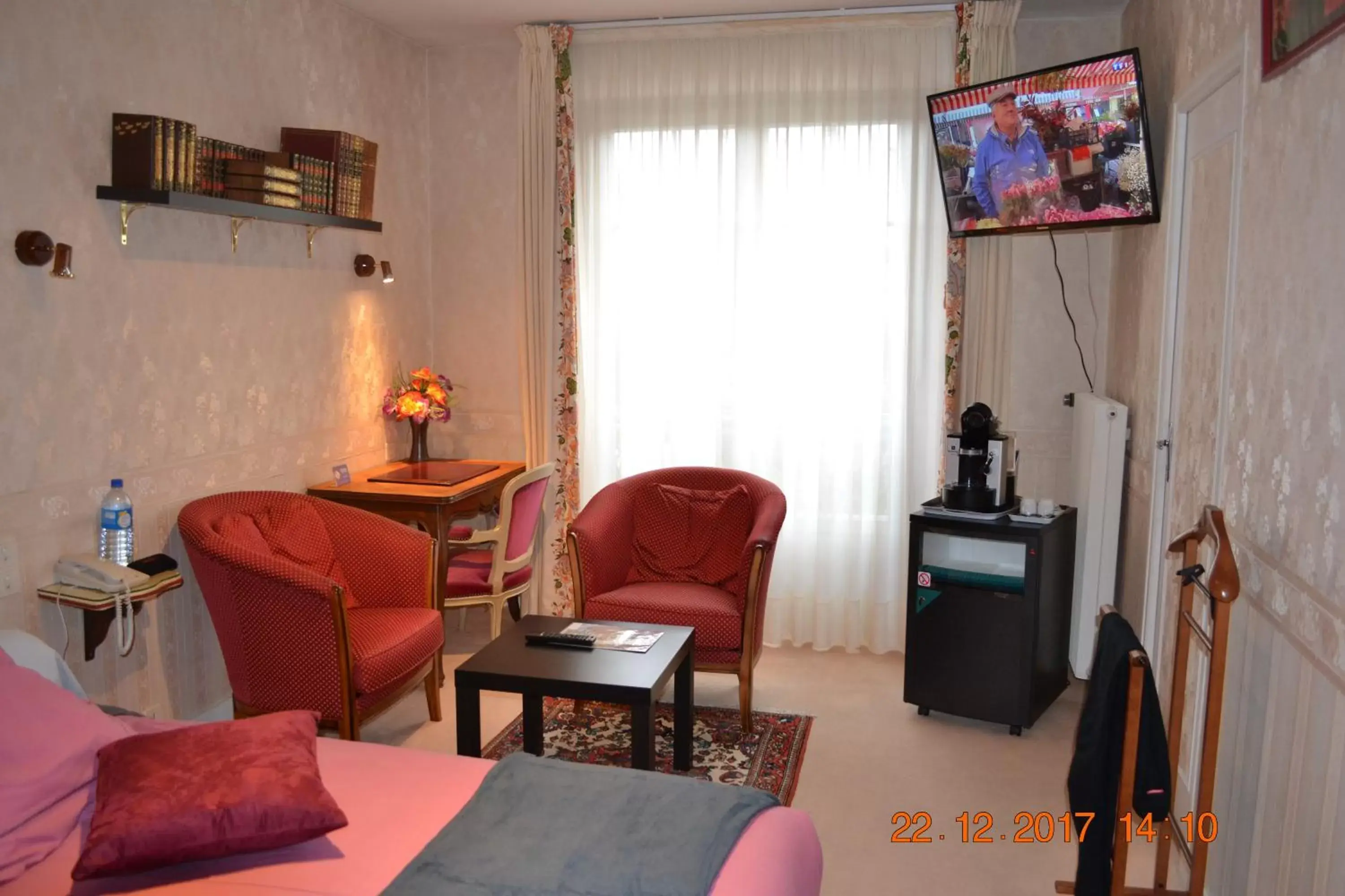 Photo of the whole room, Seating Area in Hôtel Le Castel