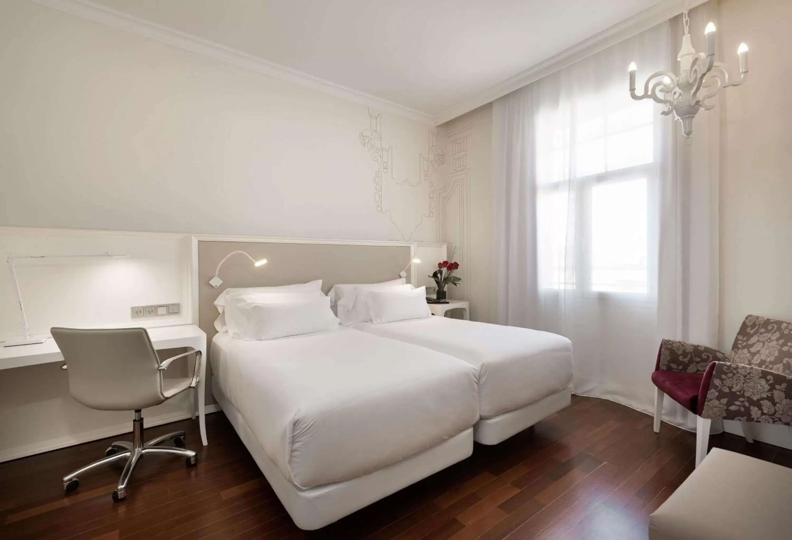 Photo of the whole room, Bed in NH Collection Madrid Abascal