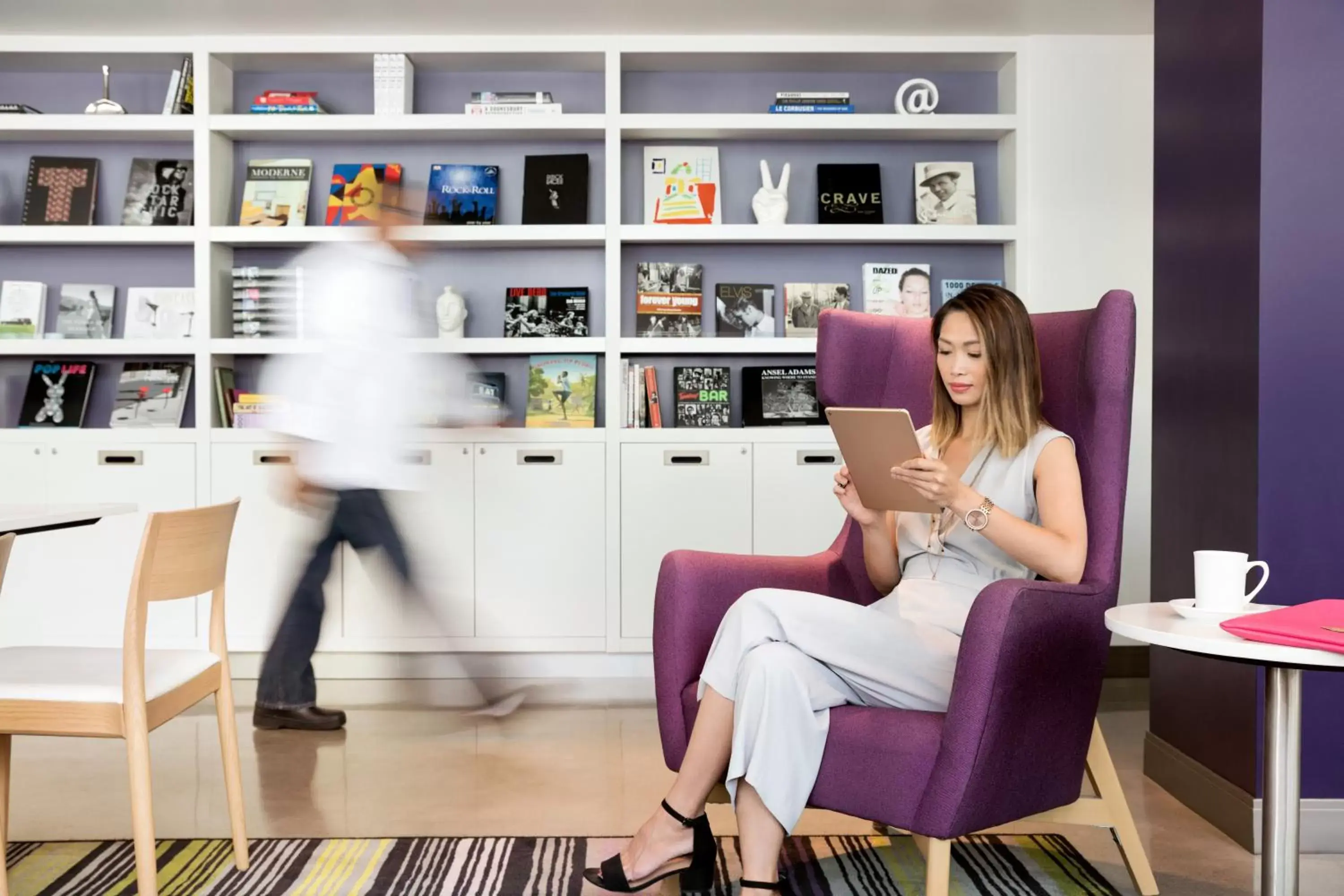 Communal lounge/ TV room in YOTEL Boston