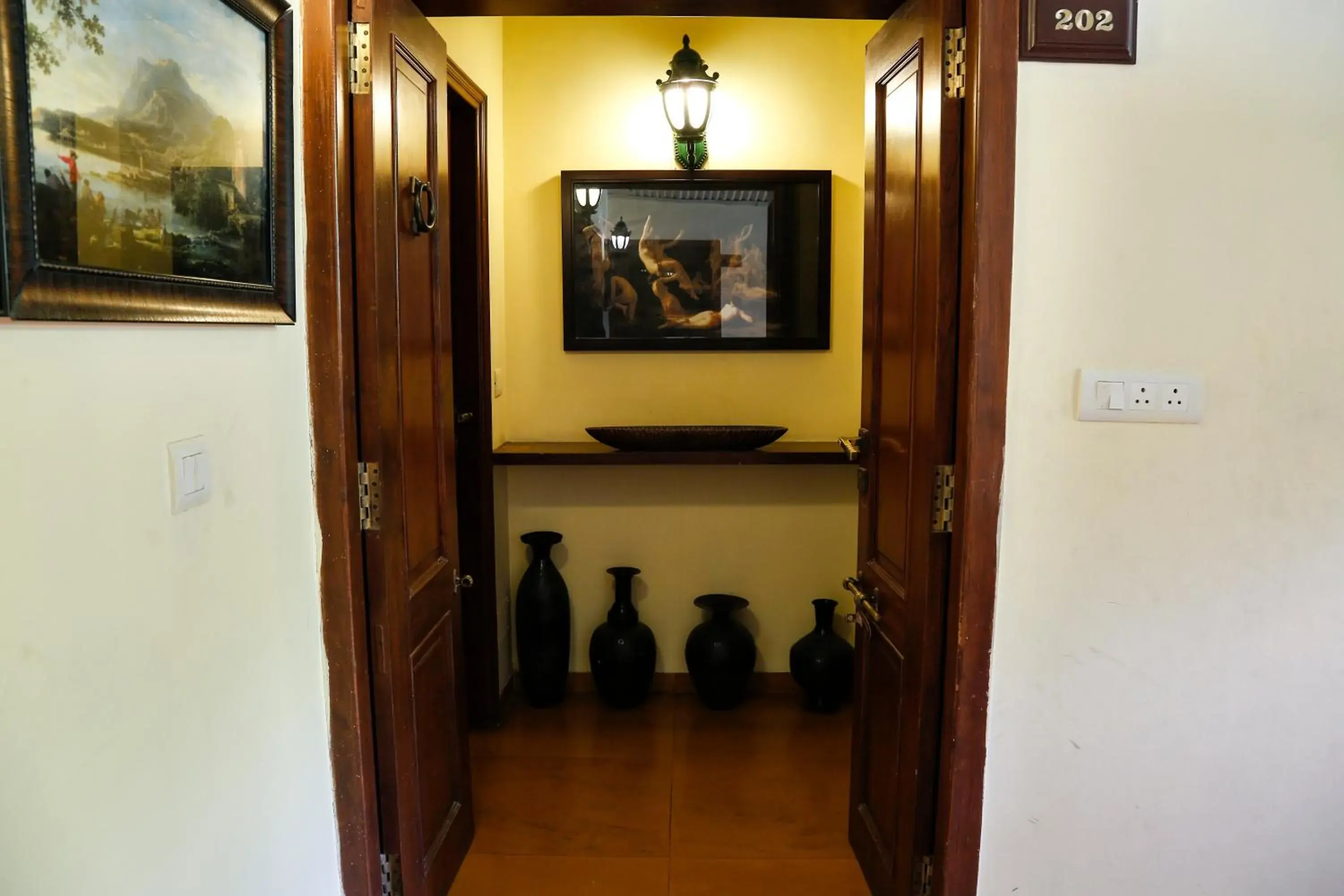 Lobby or reception, TV/Entertainment Center in The colonial Manek Manor