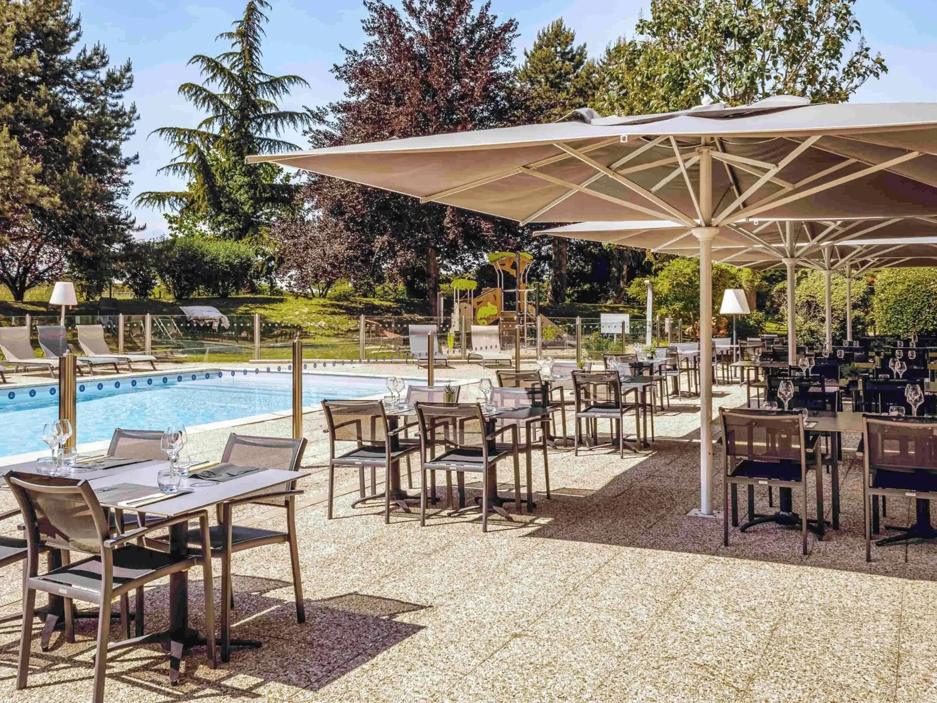 Restaurant/places to eat, Swimming Pool in Novotel Beaune