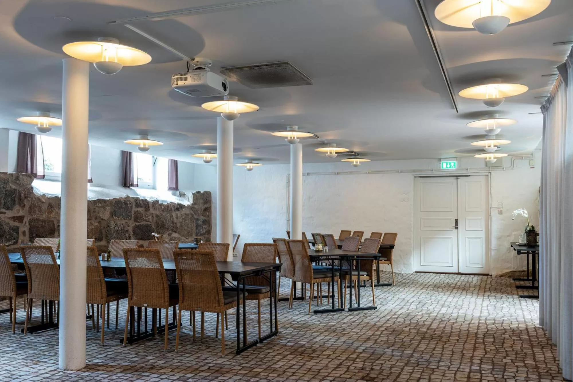 Restaurant/places to eat in Home Hotel Victoria