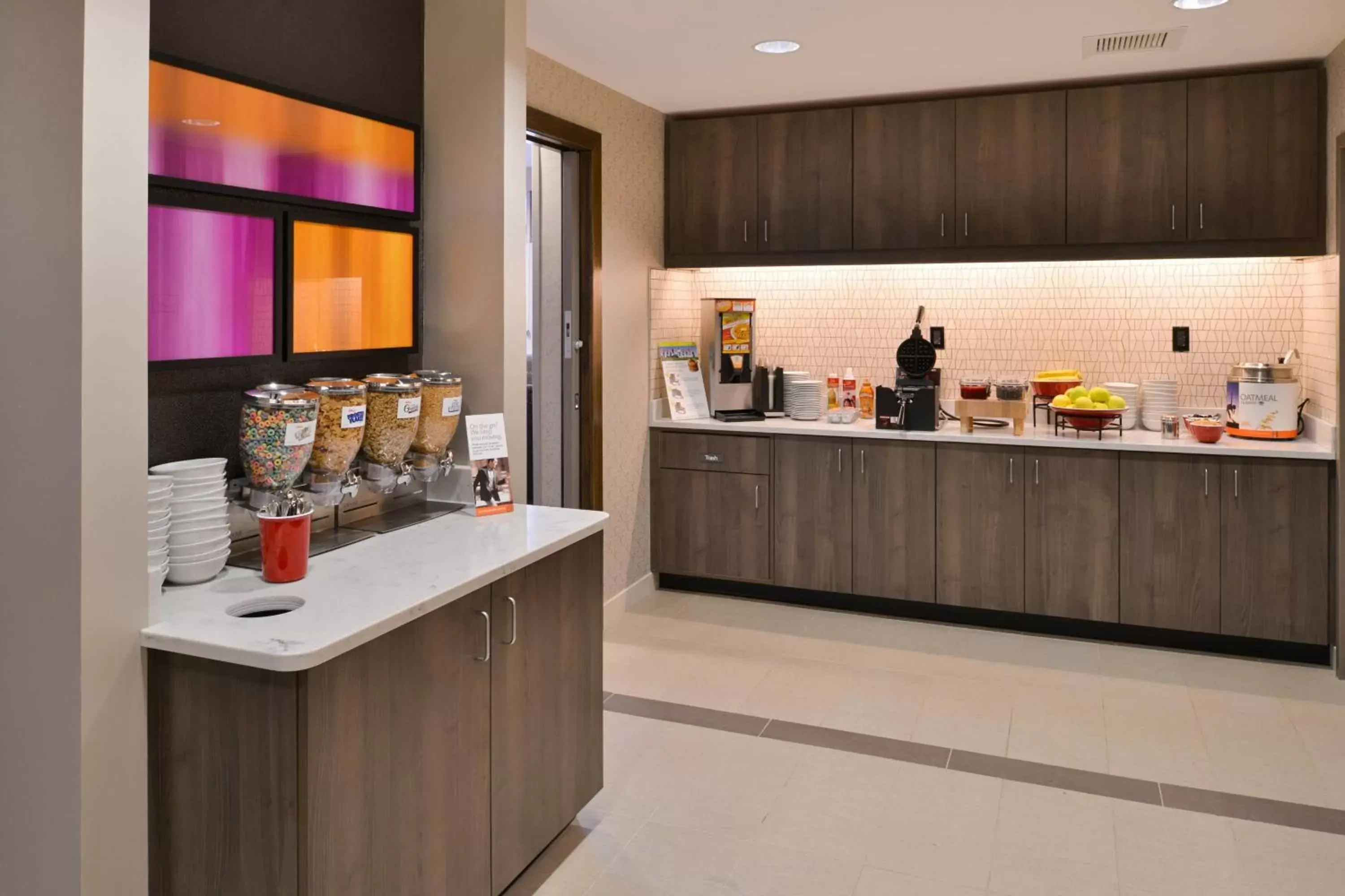 Breakfast, Kitchen/Kitchenette in Residence Inn by Marriott East Lansing