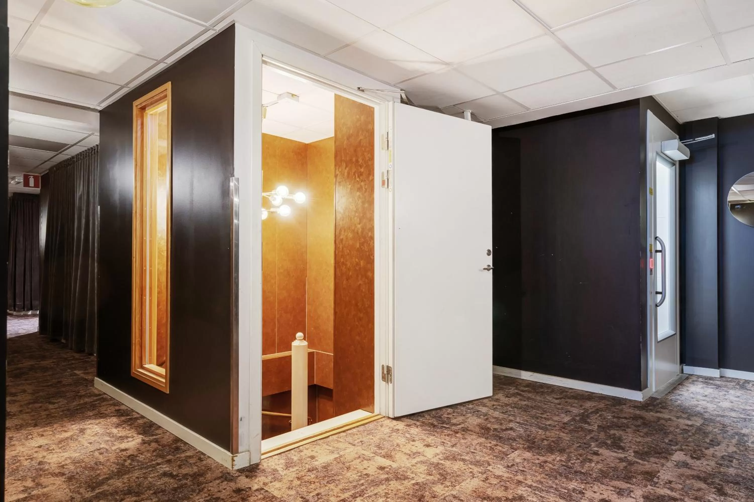 elevator in Hotel Point