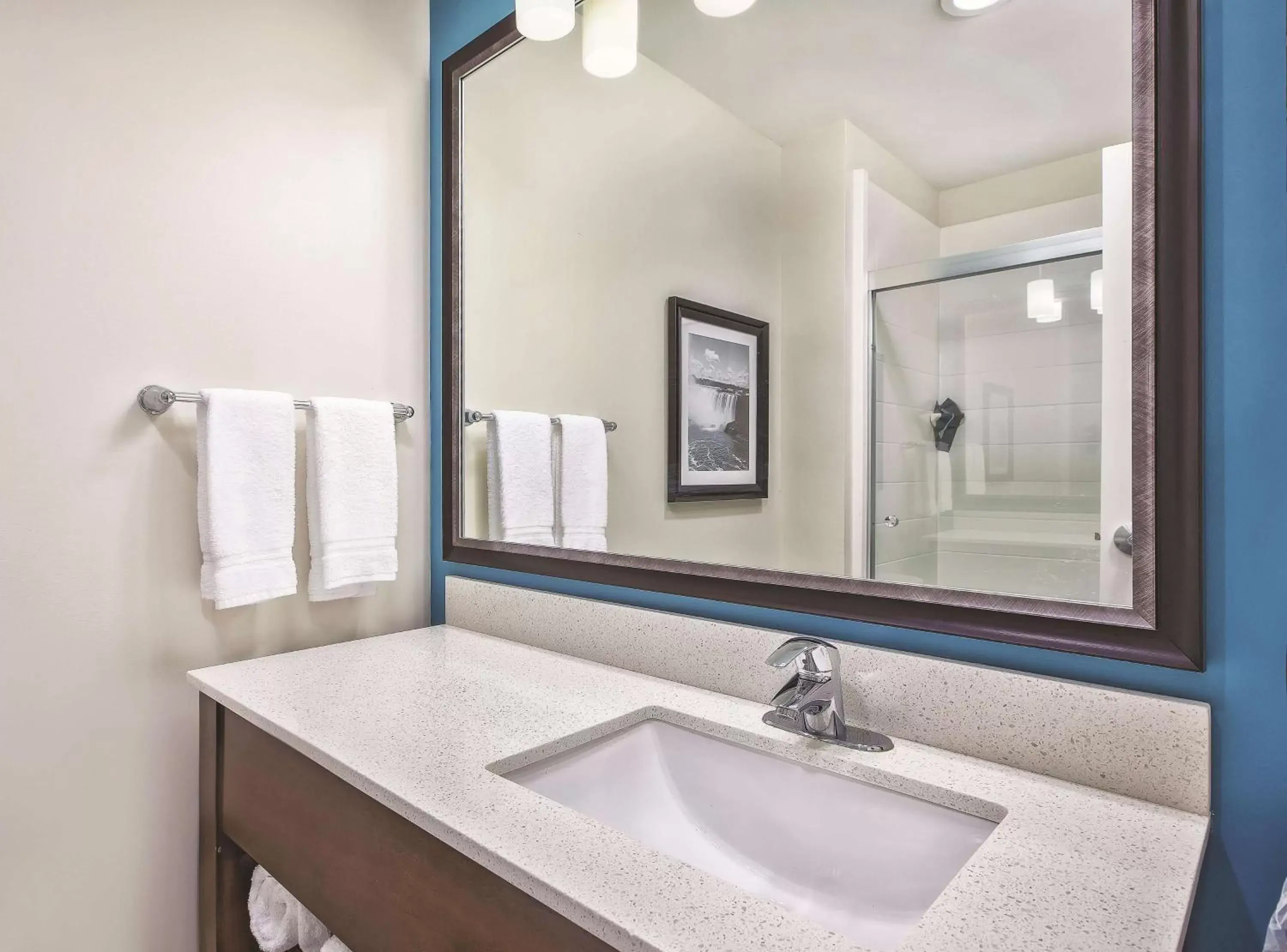 Bathroom in La Quinta by Wyndham Niagara Falls
