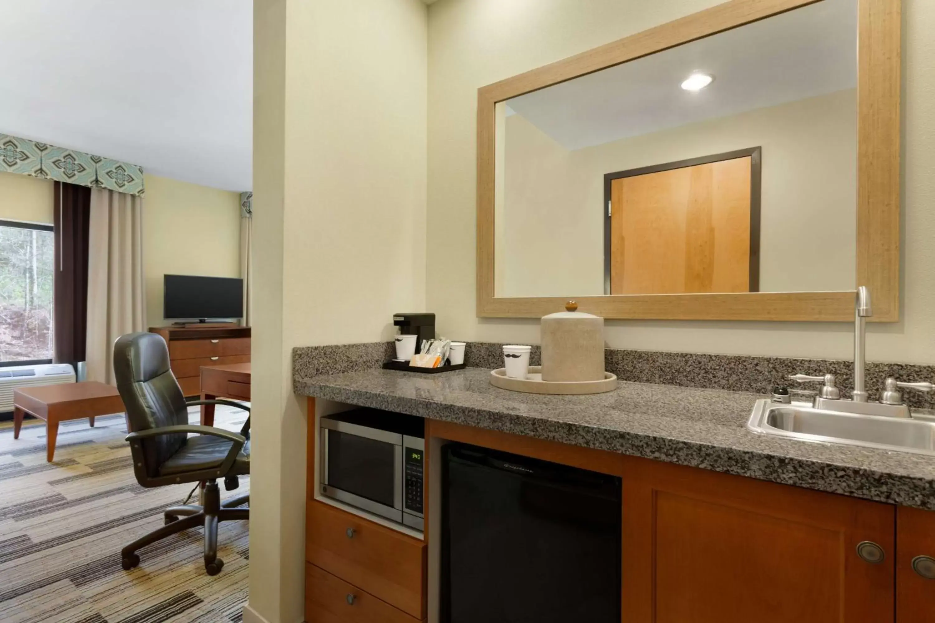 Bed, Kitchen/Kitchenette in Hampton Inn & Suites Birmingham Airport Area