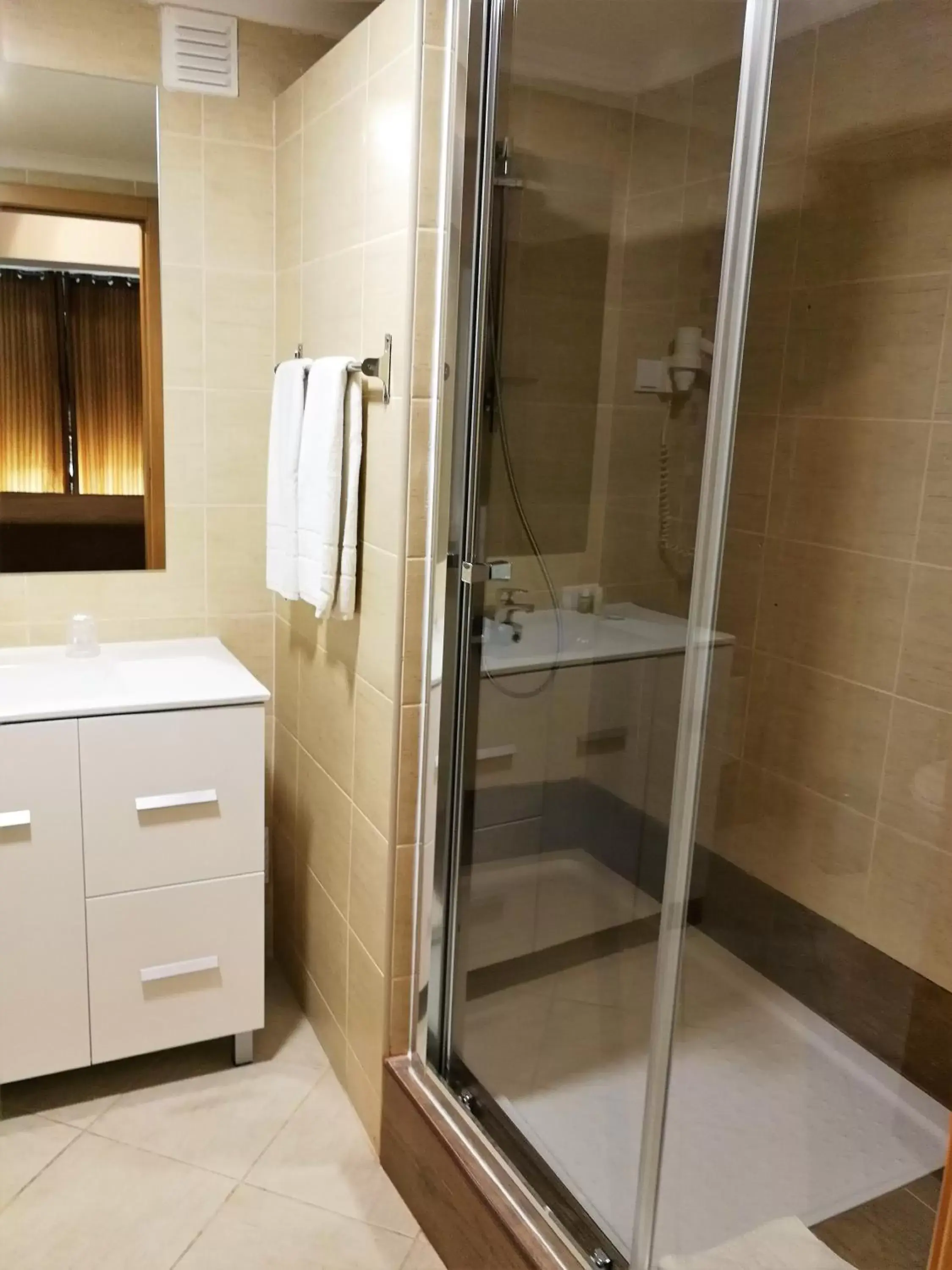 Shower, Bathroom in Oceano Atlantico Apartamentos Turisticos