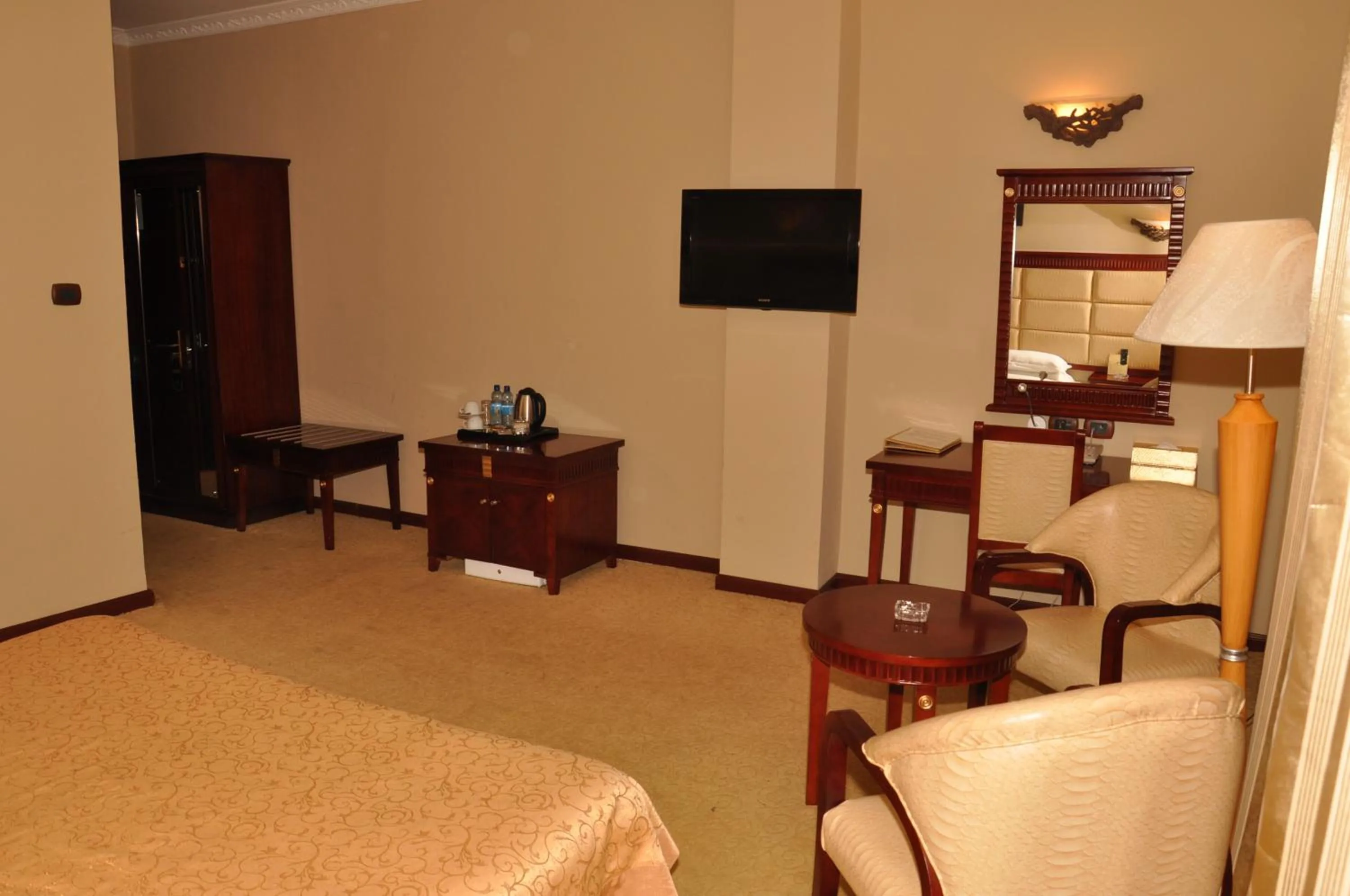 Bedroom, Bed in Friendship International Hotel