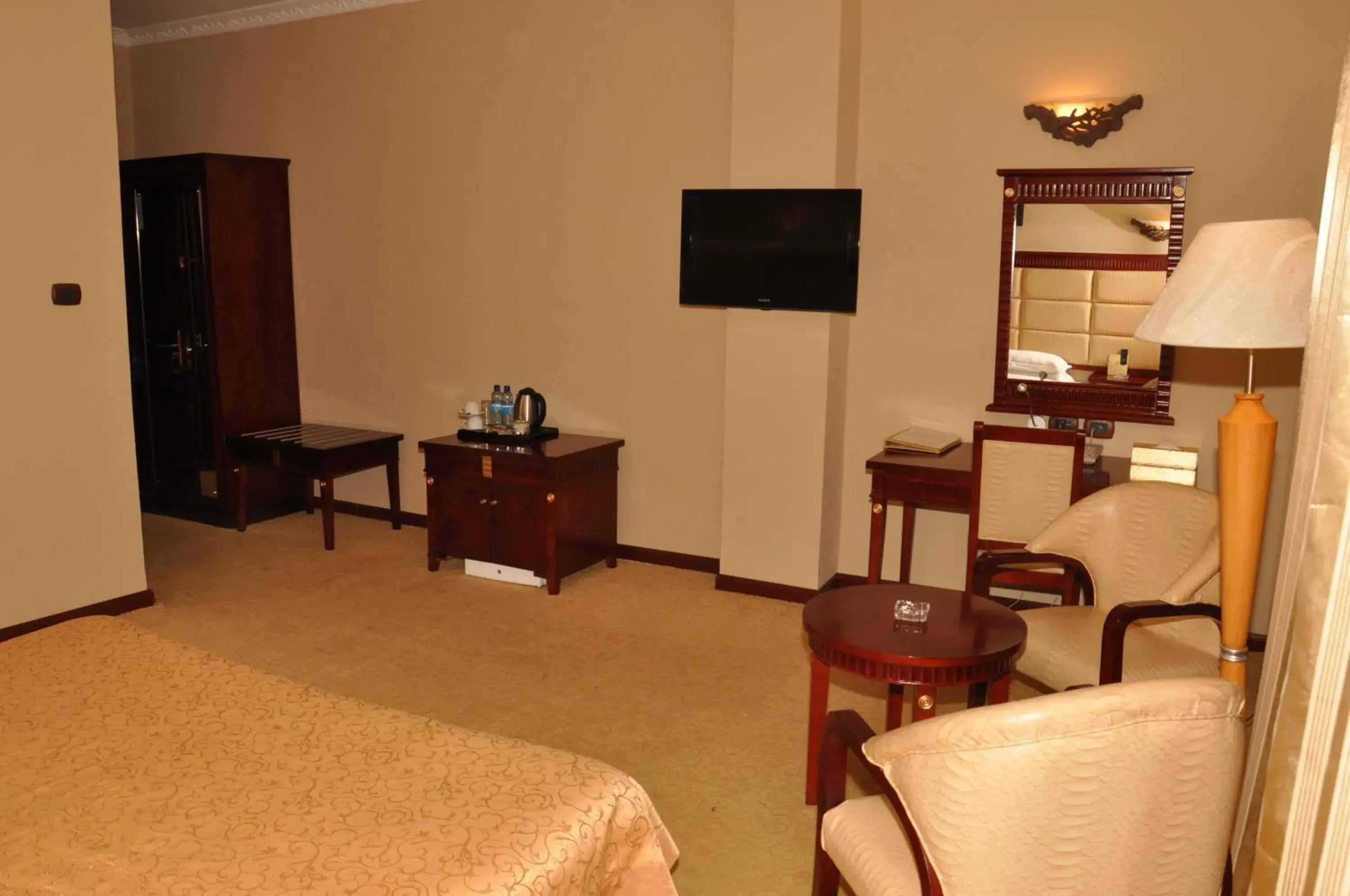 Bedroom, TV/Entertainment Center in Friendship International Hotel