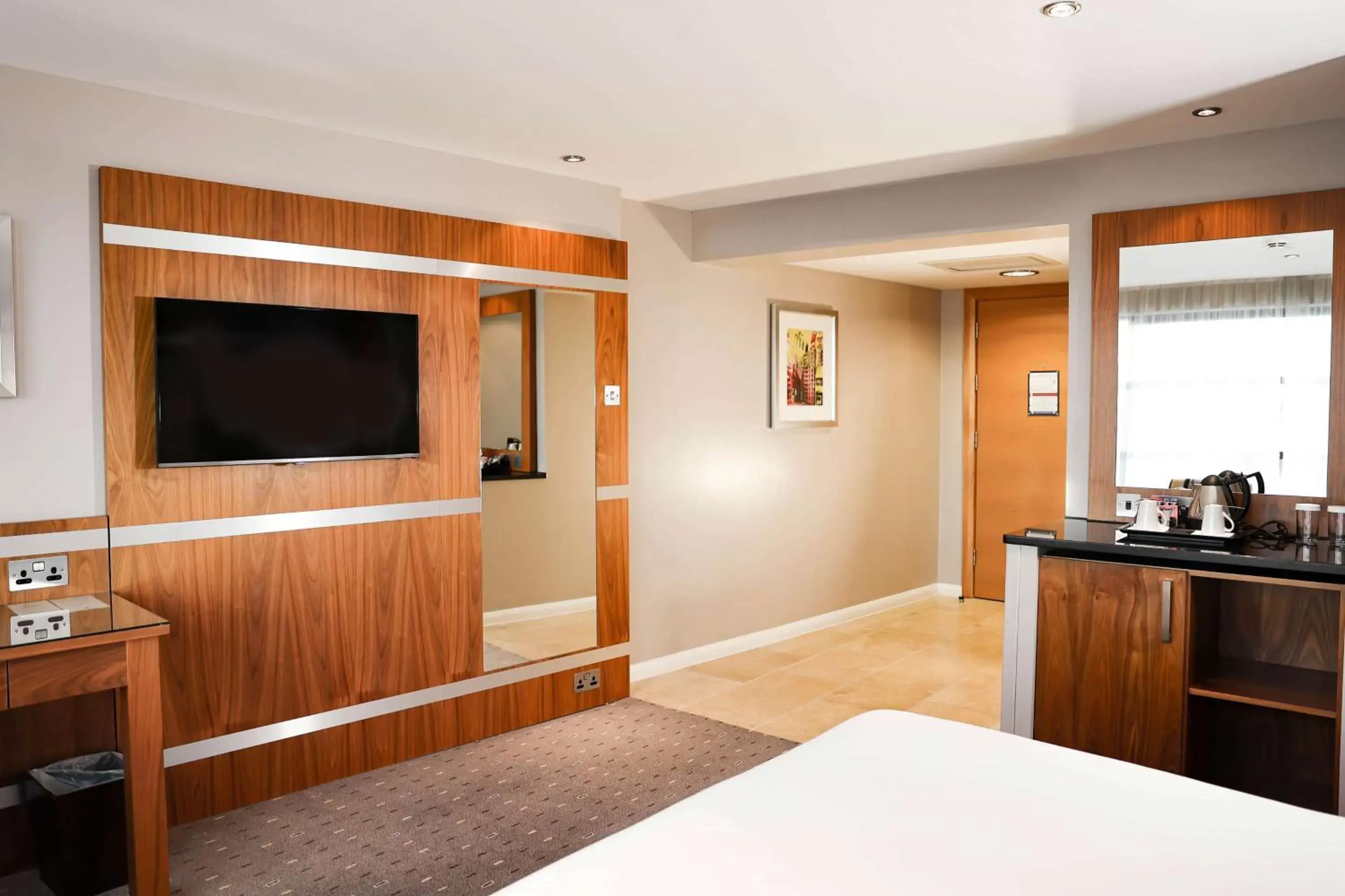 Bed, TV/Entertainment Center in DoubleTree By Hilton Milton Keynes