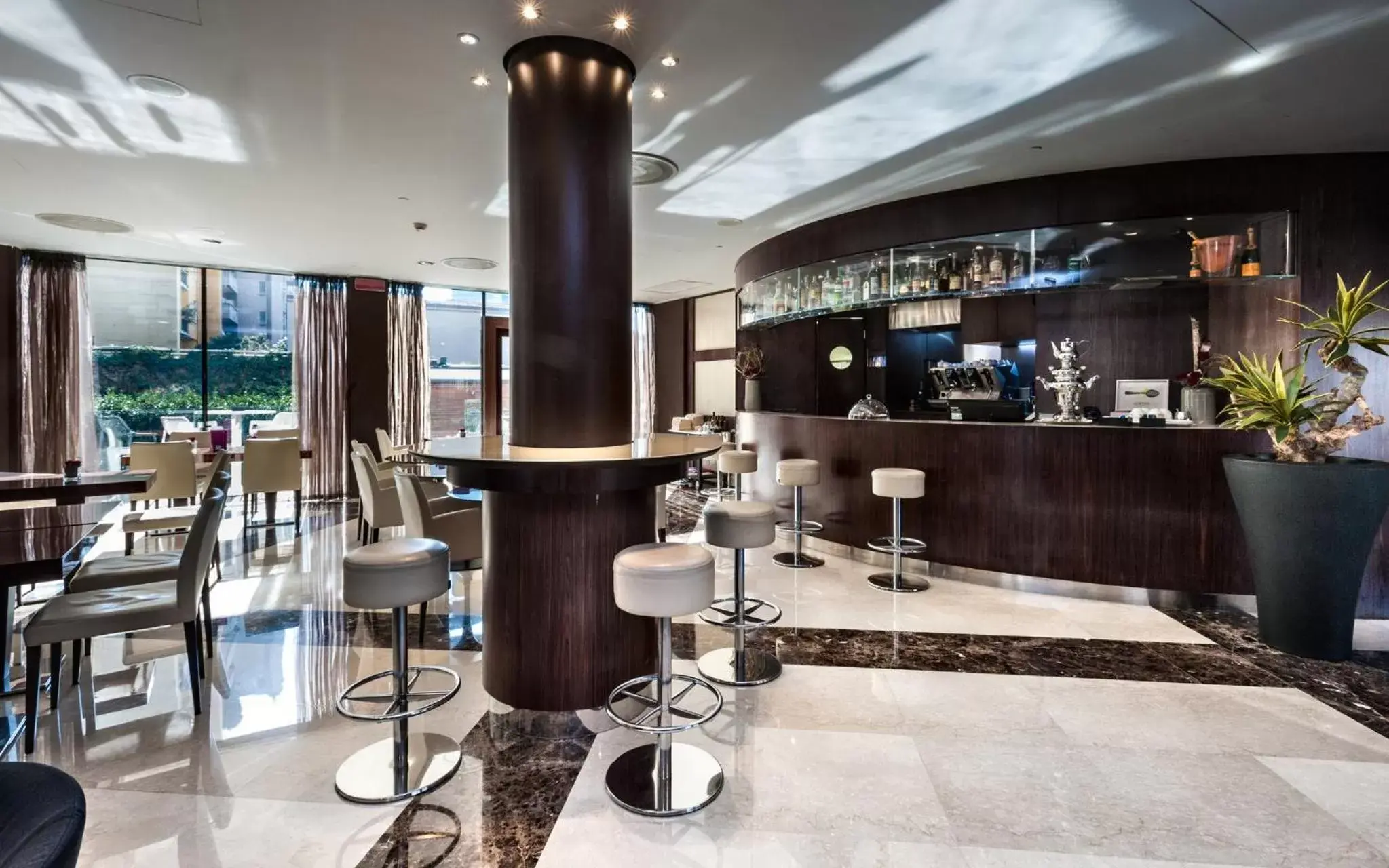 Lounge or bar, Lounge/Bar in Crowne Plaza Milan City, an IHG Hotel