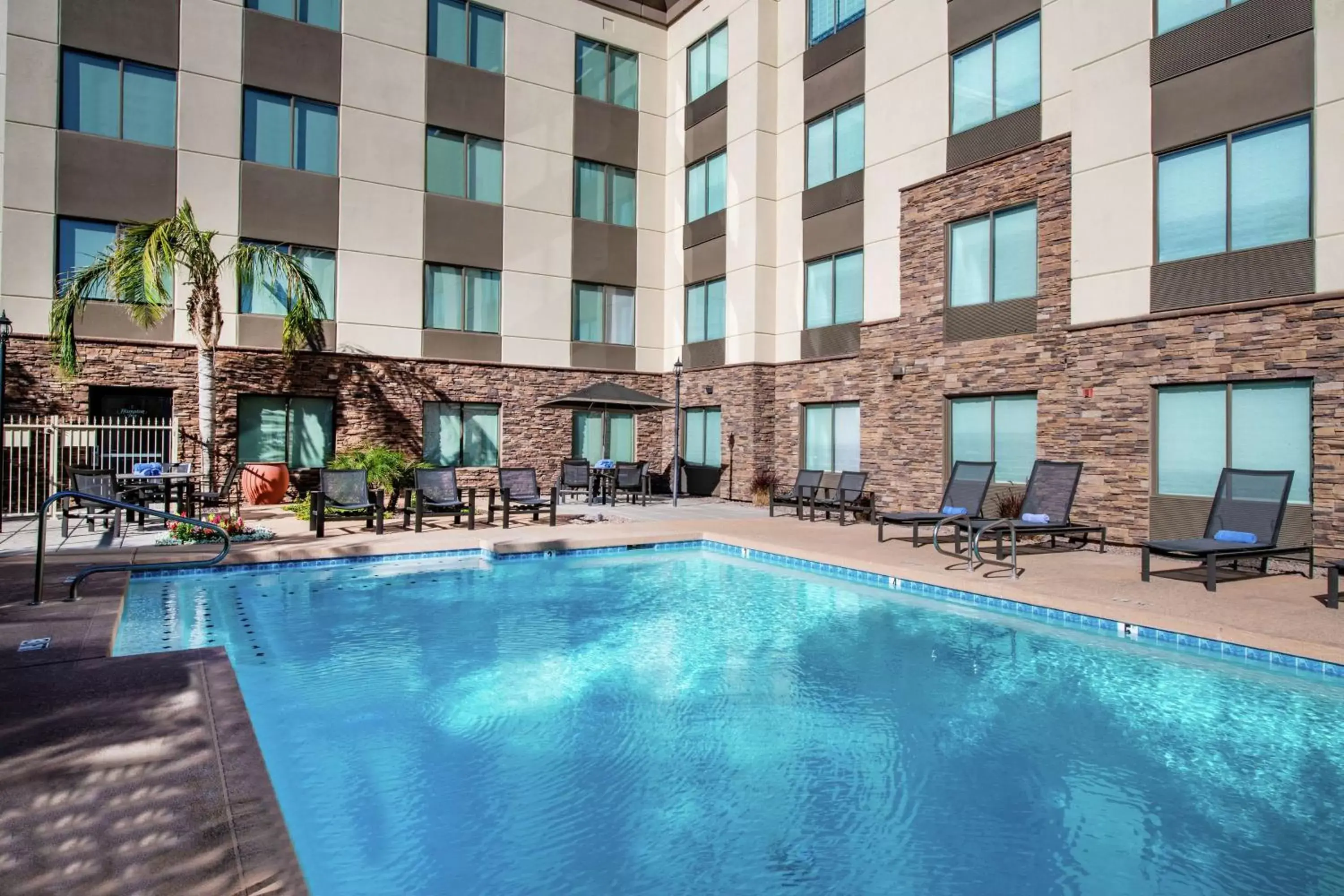 Pool view in Hampton Inn Phoenix Airport North Pool view in Hampton Inn Phoenix Airport North