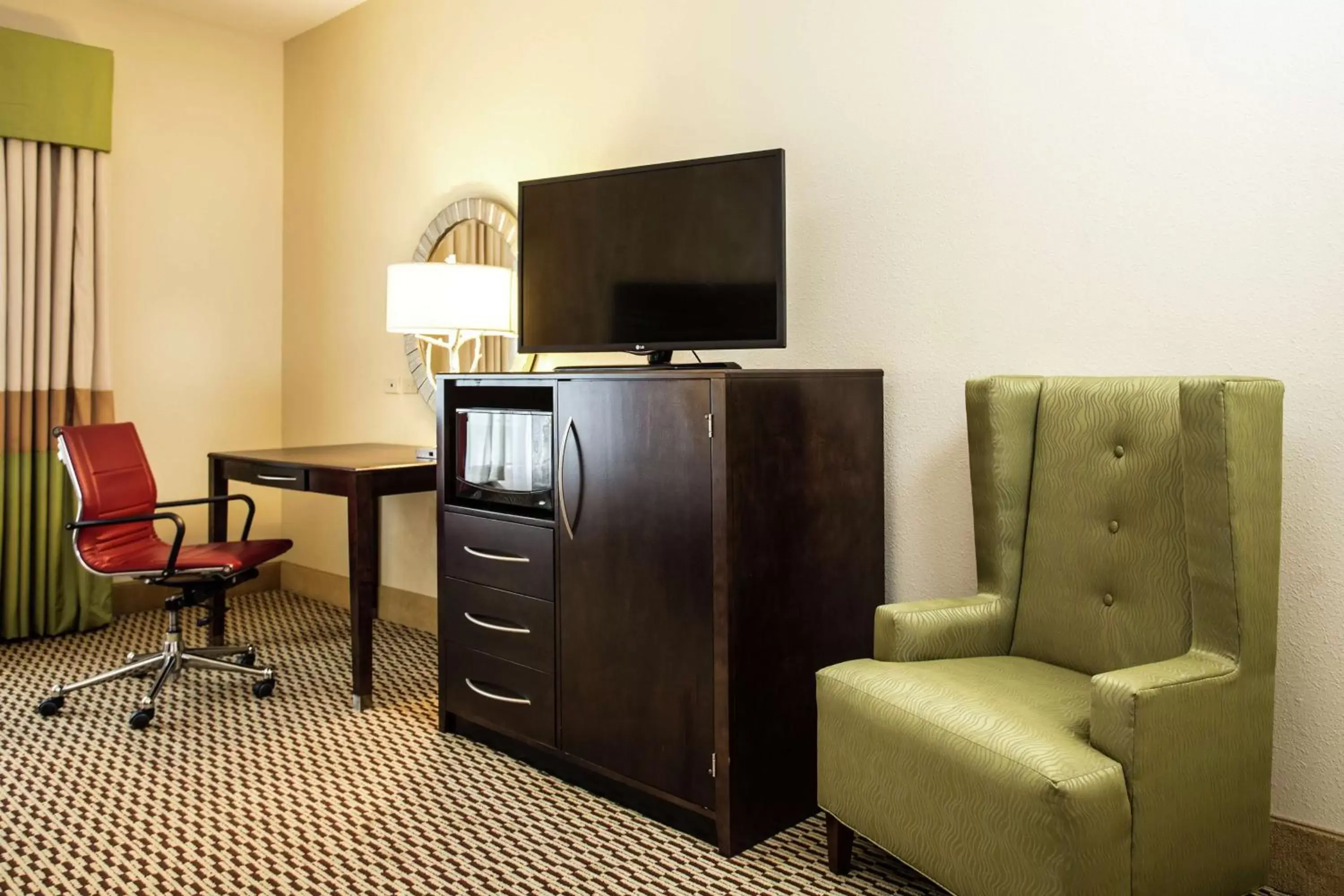Bedroom, TV/Entertainment Center in Hampton Inn & Suites Williamsport - Faxon Exit
