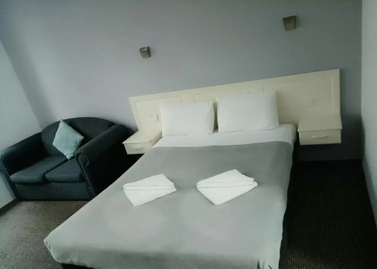 Bed in Excelsior Motor Inn Bed in Excelsior Motor Inn