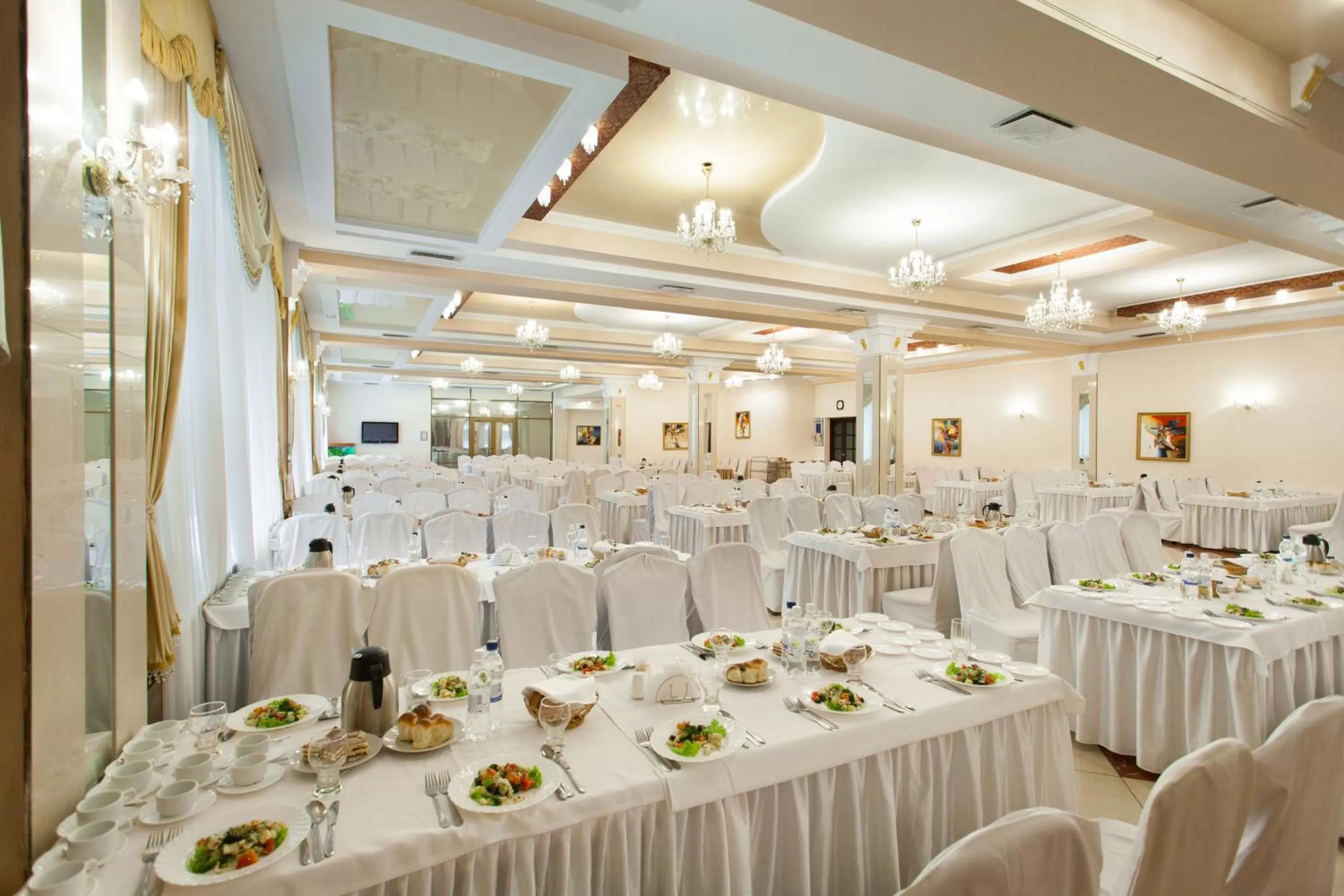 Restaurant/places to eat in Conference Hotel Suputnyk