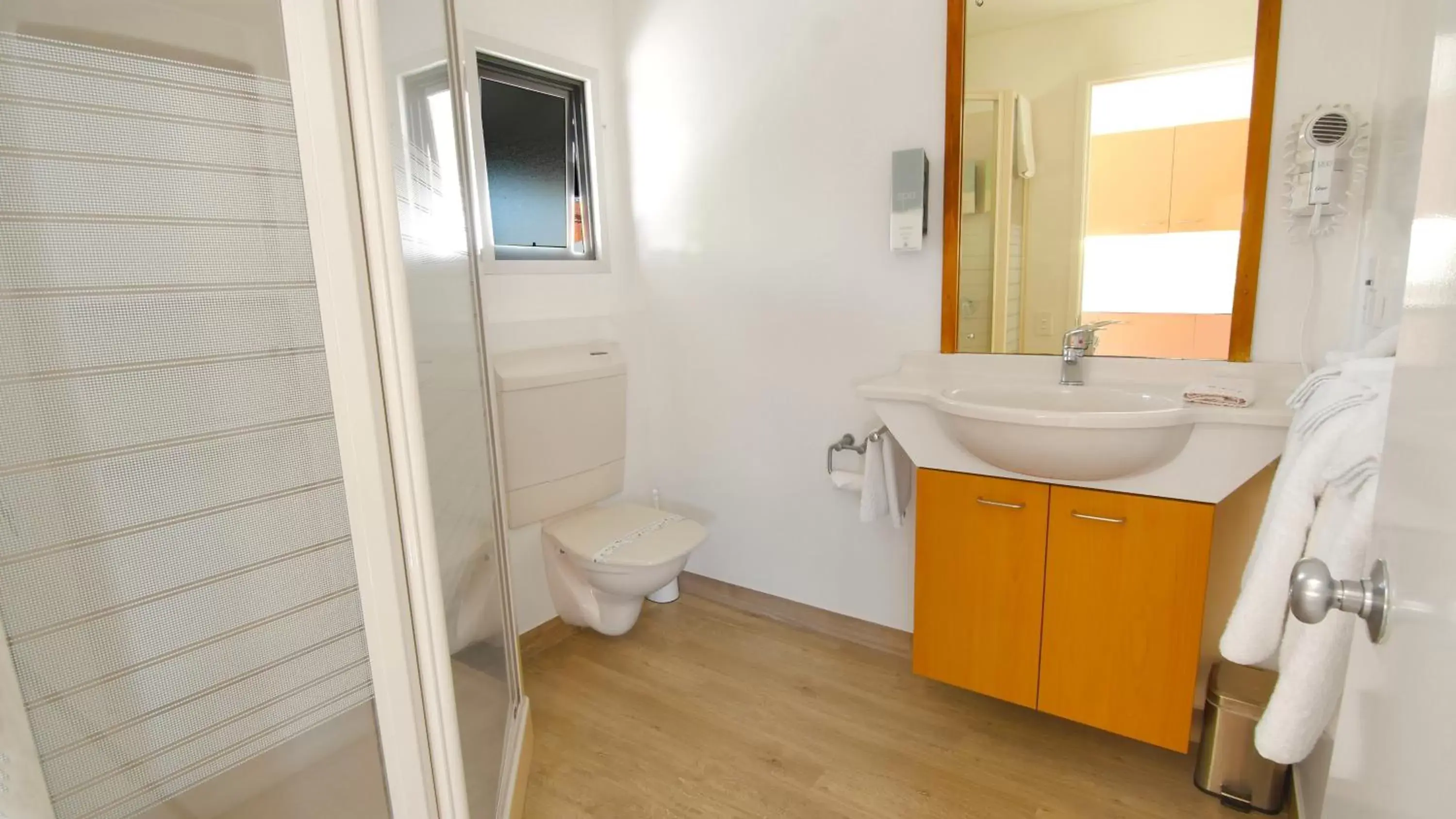 Bathroom in Country Glen Lodge