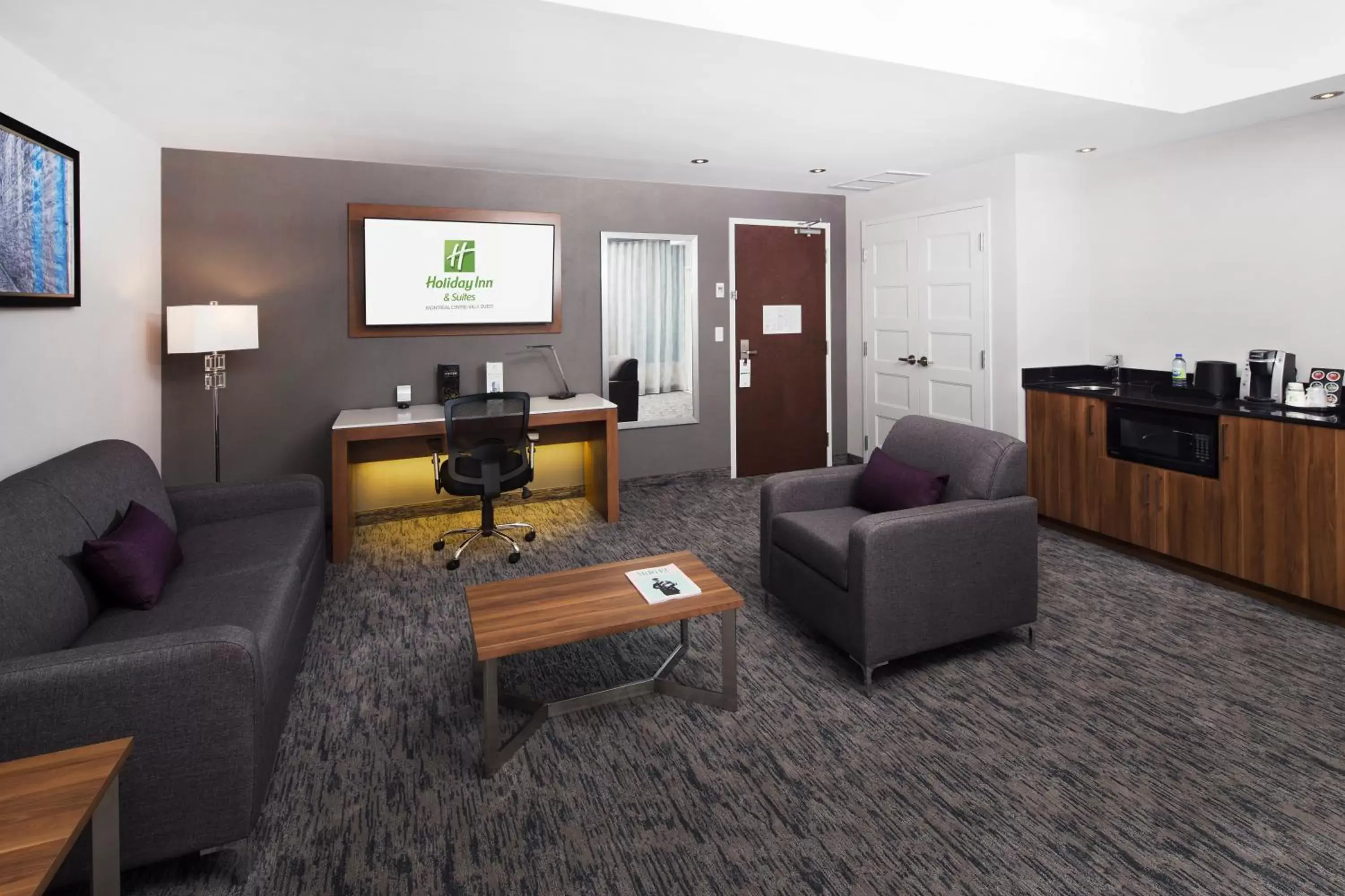 Coffee/tea facilities, Seating Area in Holiday Inn Hotel & Suites - Montreal Centre-ville Ouest, an IHG Hotel