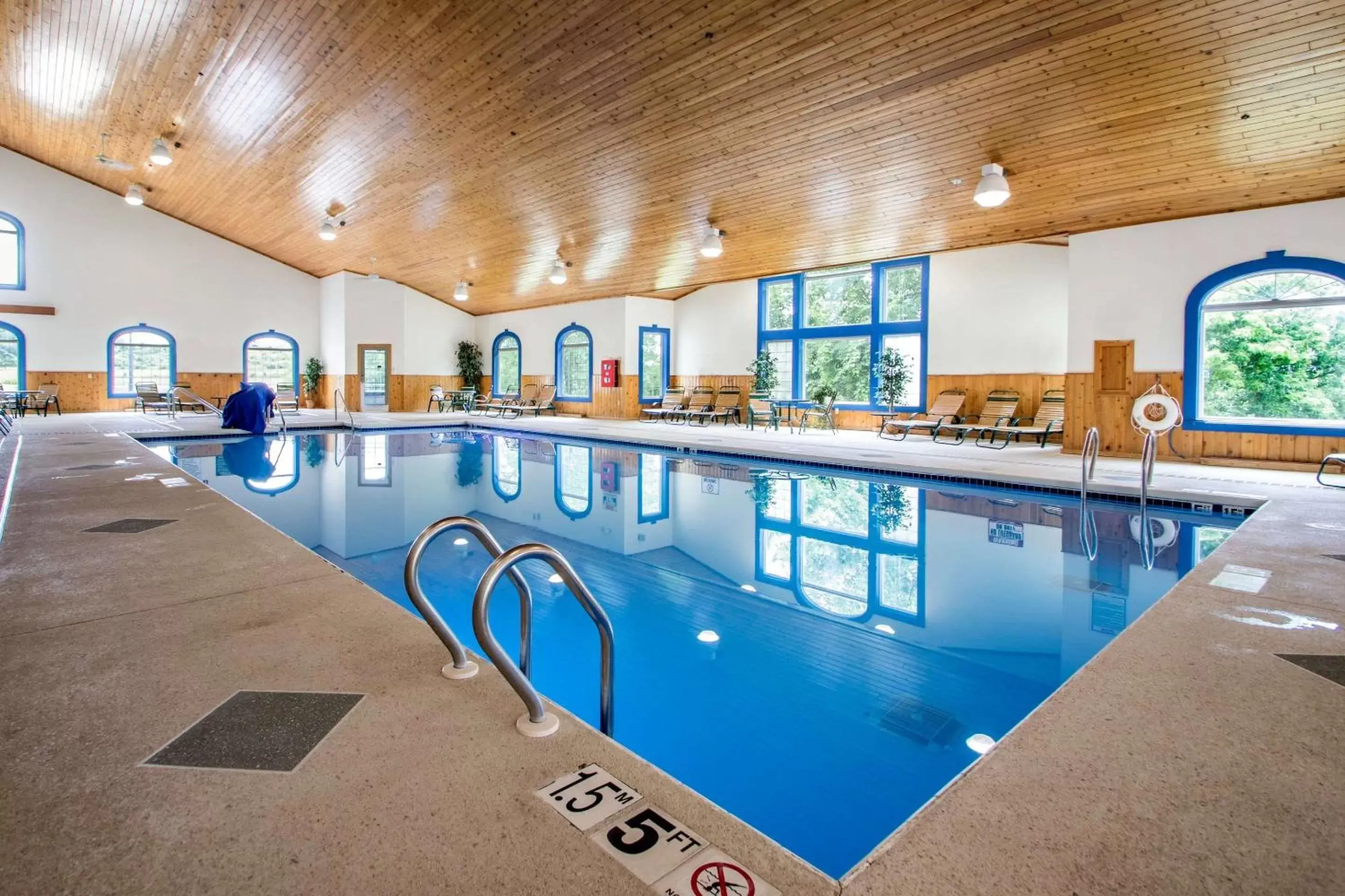 On site, Swimming Pool in Comfort Suites Wisconsin Dells Area