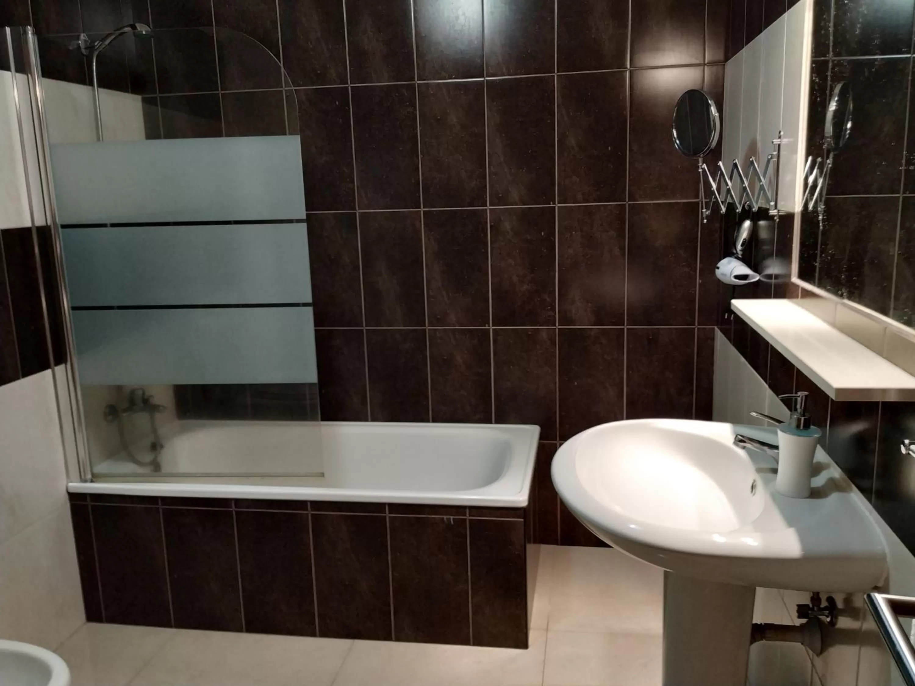 Bathroom in Costa & Isaias Apartamentos