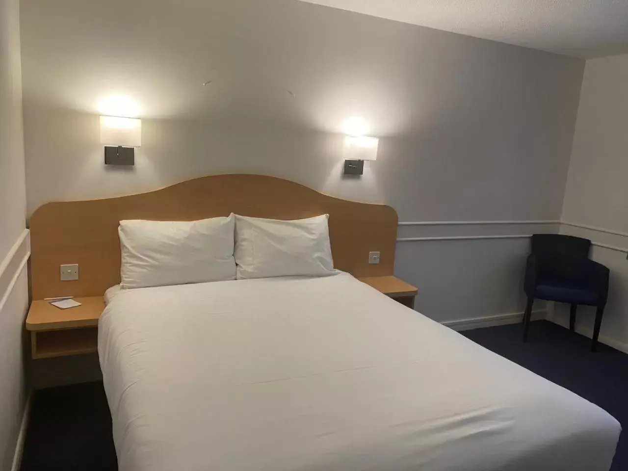 Bed in Days Inn Michaelwood M5