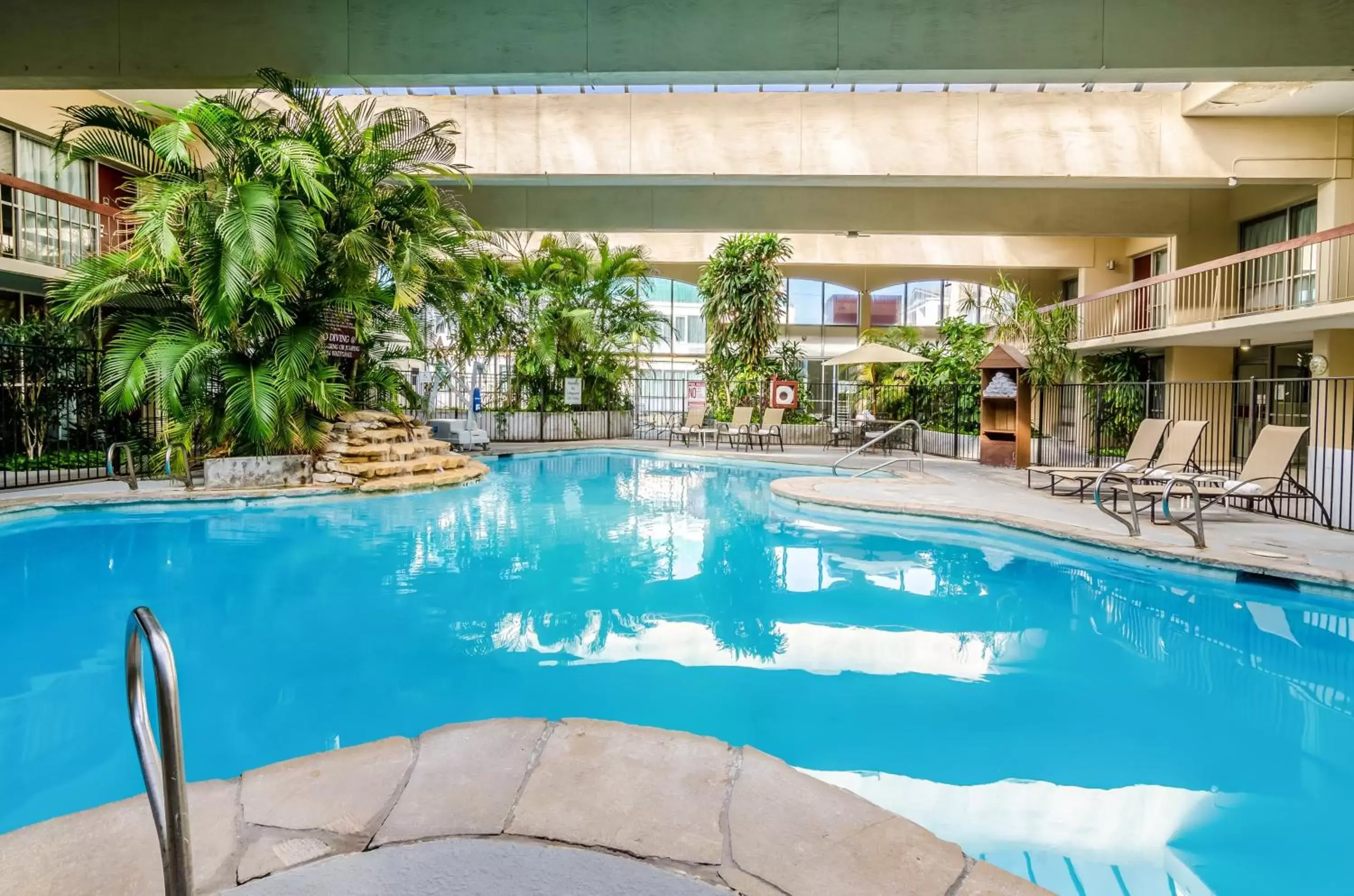 Swimming pool in Red Roof Inn PLUS+ Wichita East