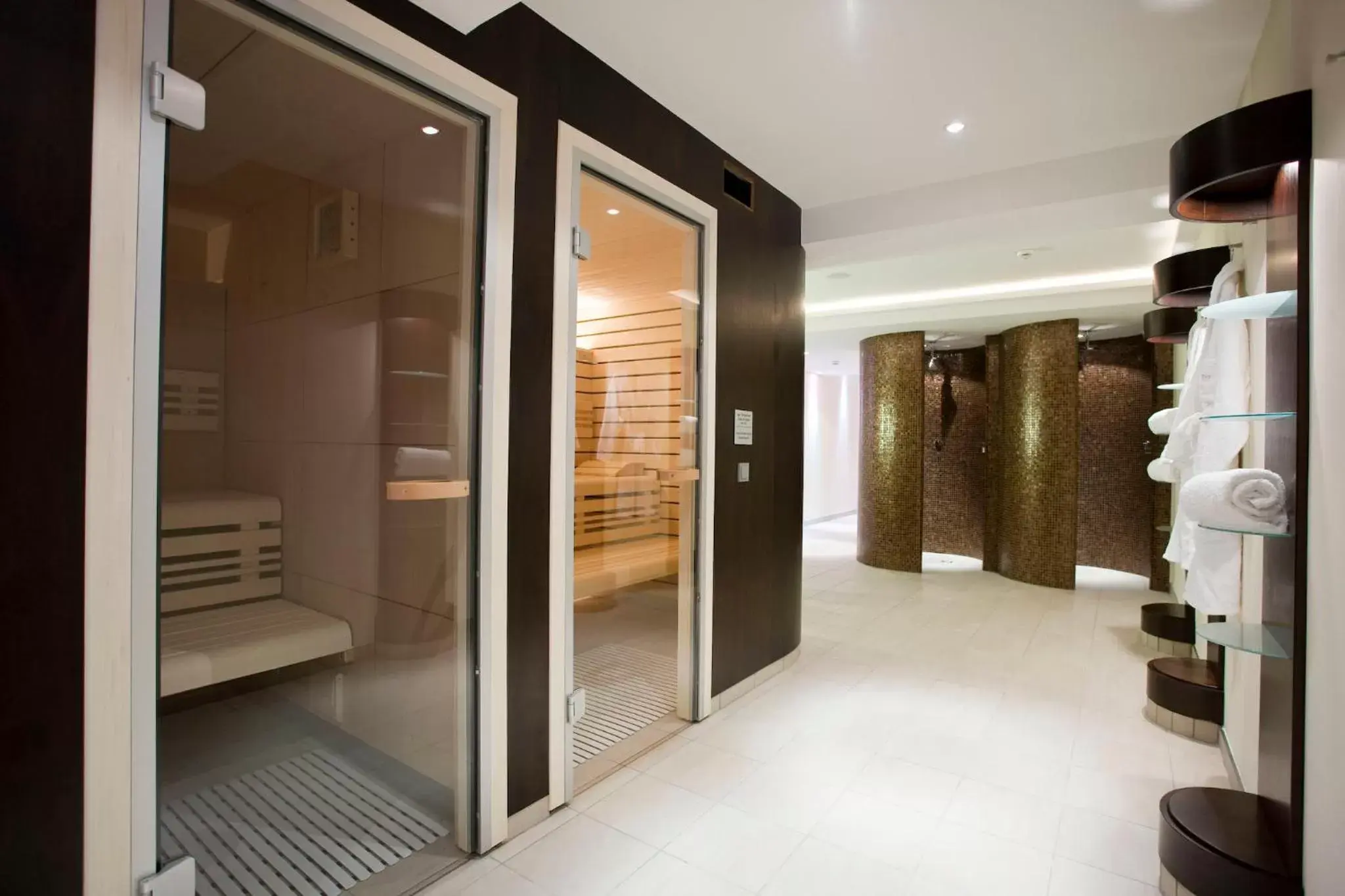 Fitness centre/facilities, Bathroom in Hotel Gräfrather Hof