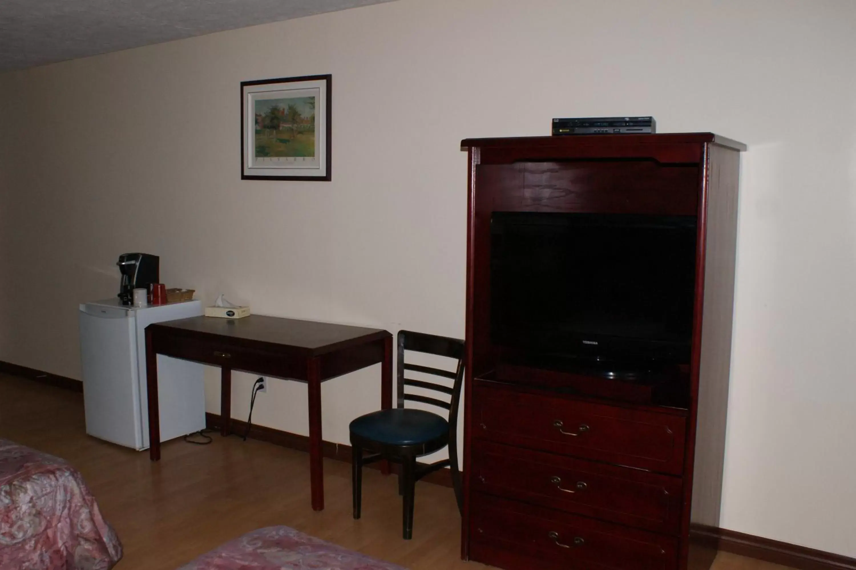 Photo of the whole room, TV/Entertainment Center in Motel Le Victo