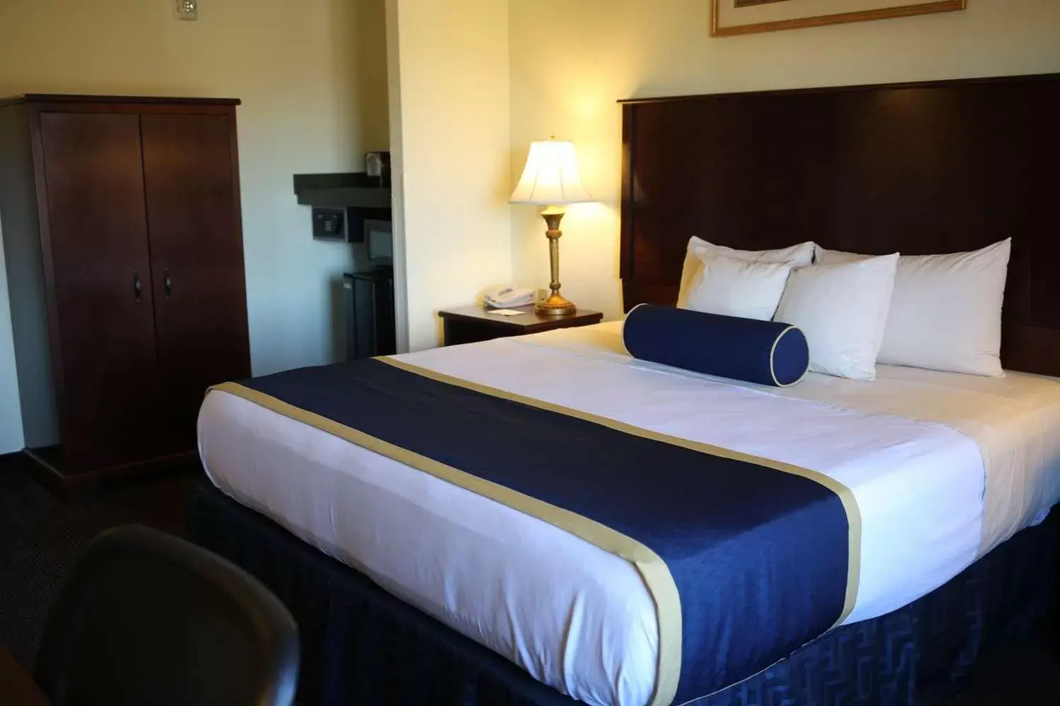 Bed in Best Western Plus Crossroads Inn & Suites