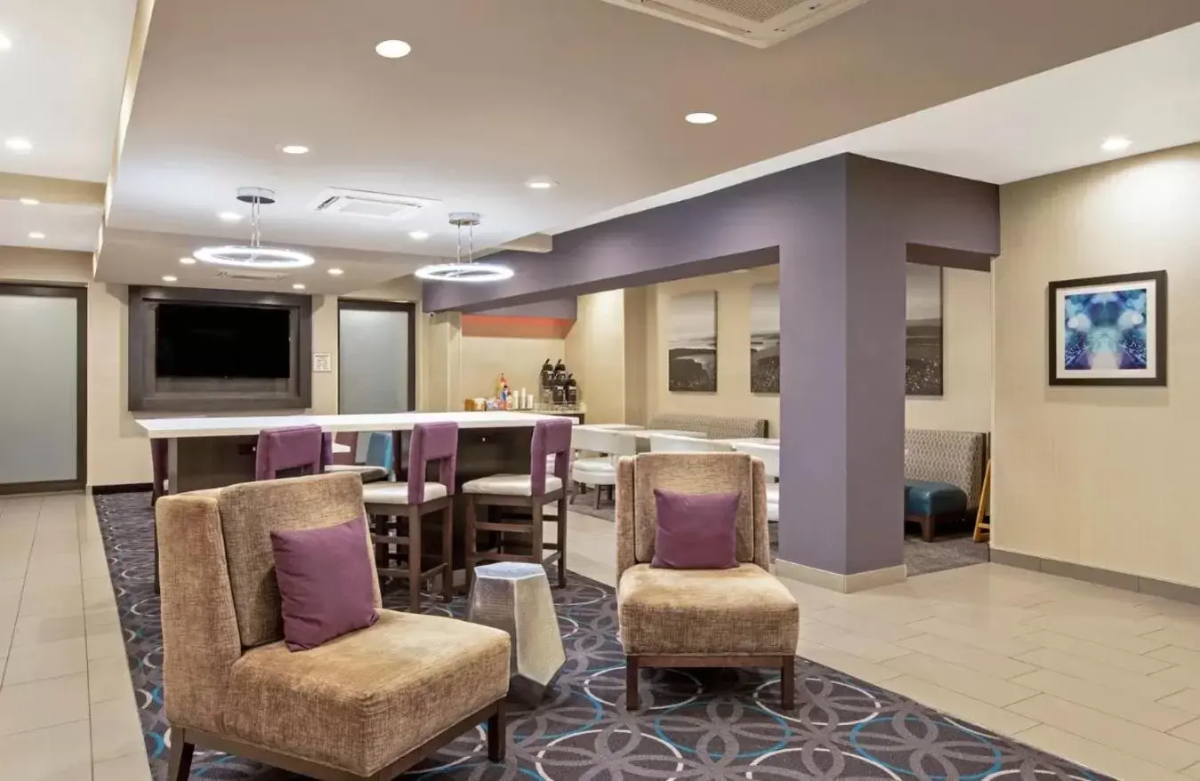 Seating Area in La Quinta by Wyndham Fayetteville