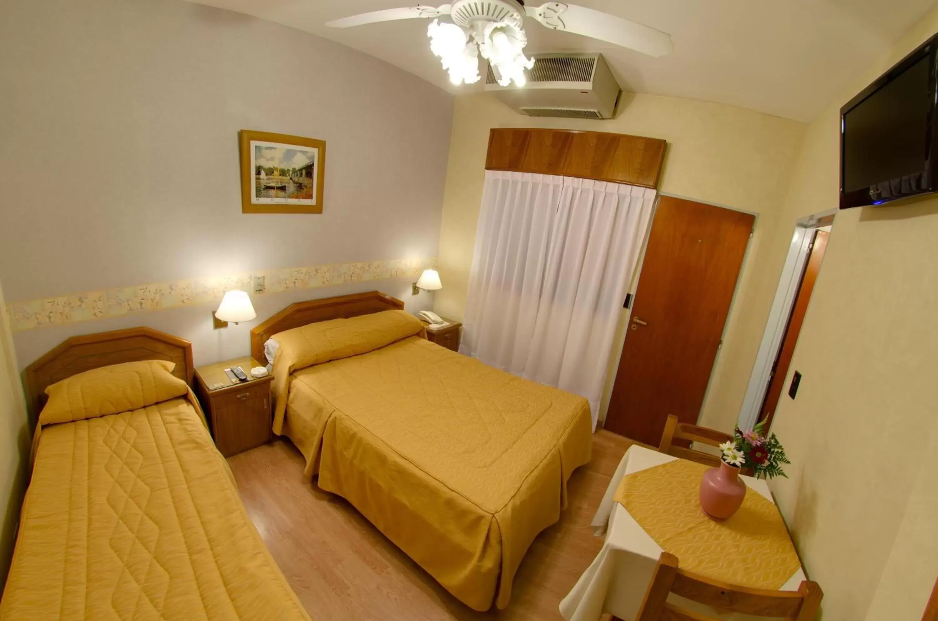 TV and multimedia, Bed in Hotel Internacional