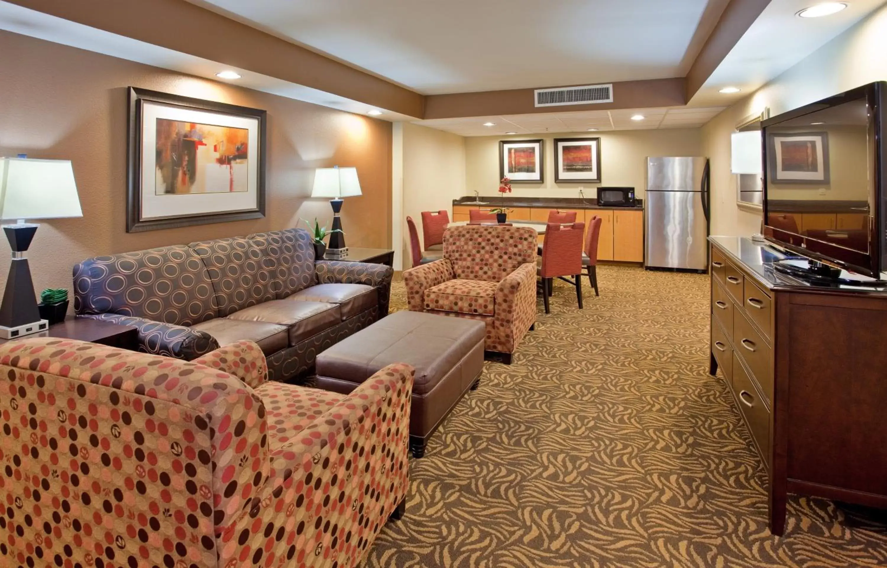 Photo of the whole room, Seating Area in Holiday Inn Kearney, an IHG Hotel