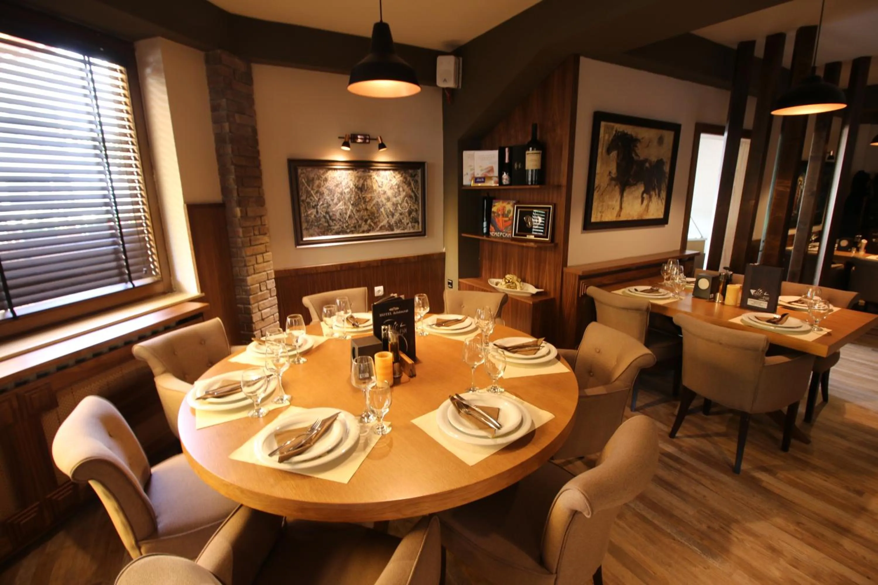 Hotel Aristocrat & Fish Restaurant