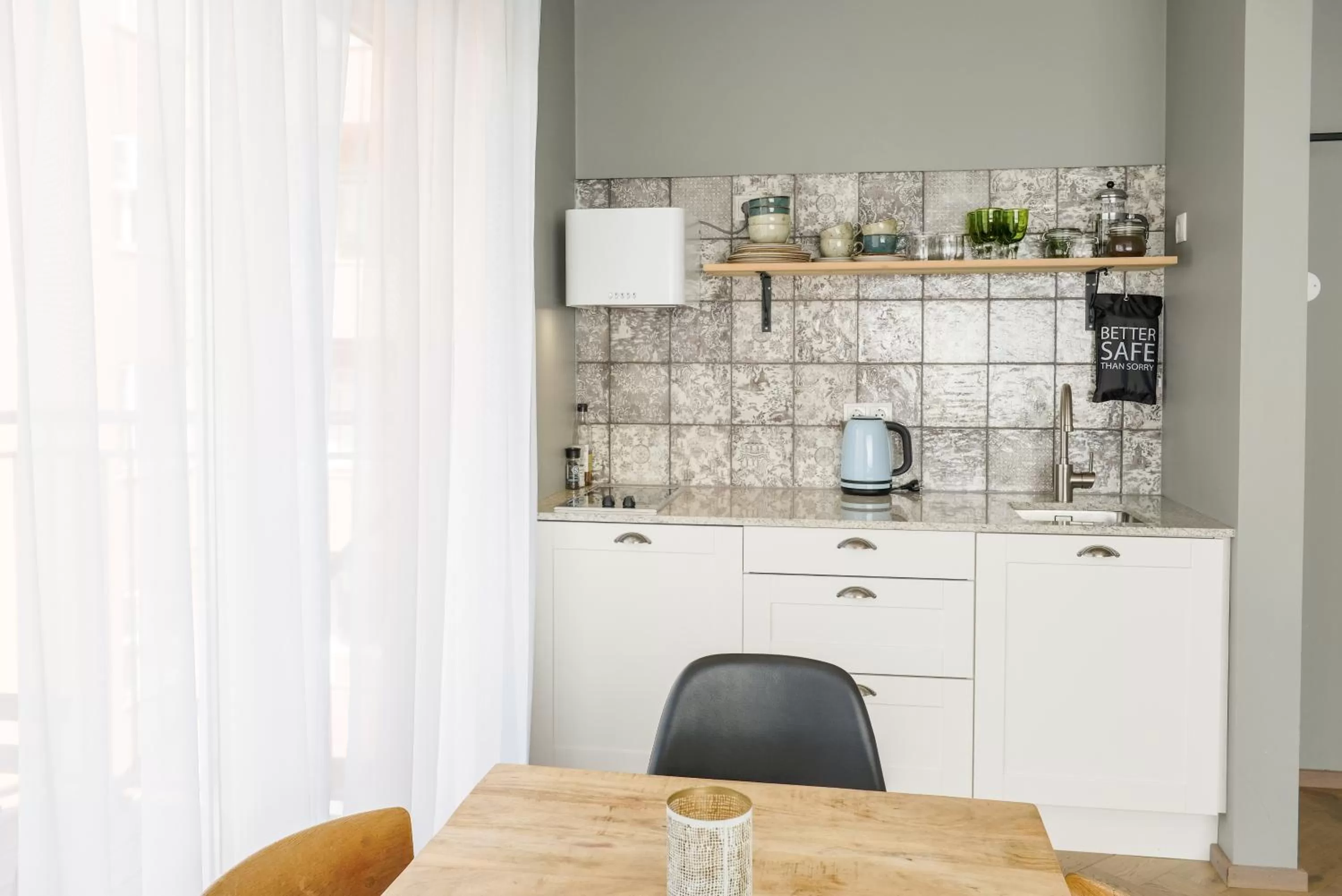 Coffee/tea facilities in Saga Studios by Heimaleiga