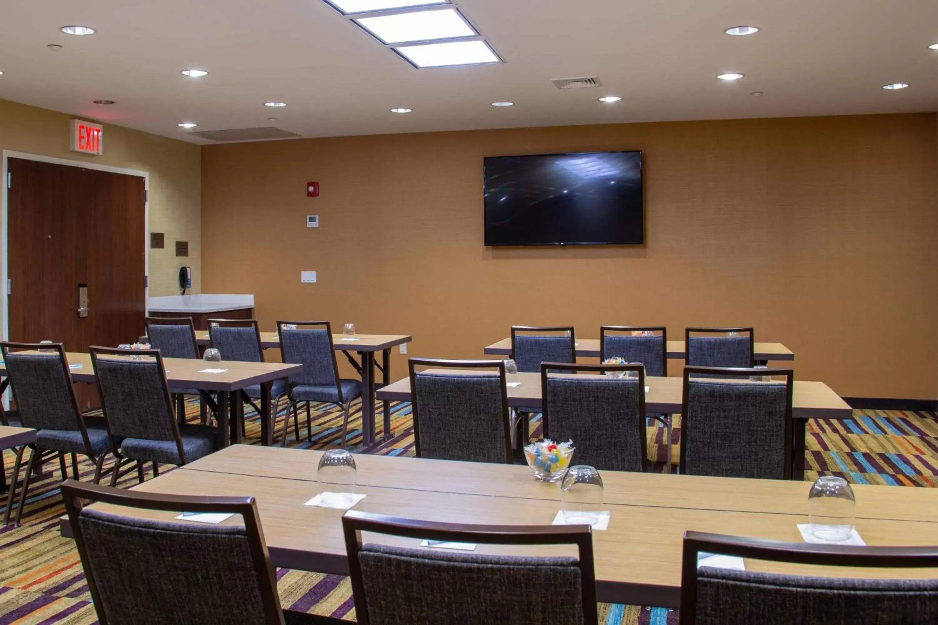 Meeting/conference room in Fairfield Inn & Suites by Marriott New York Queens/Fresh Meadows