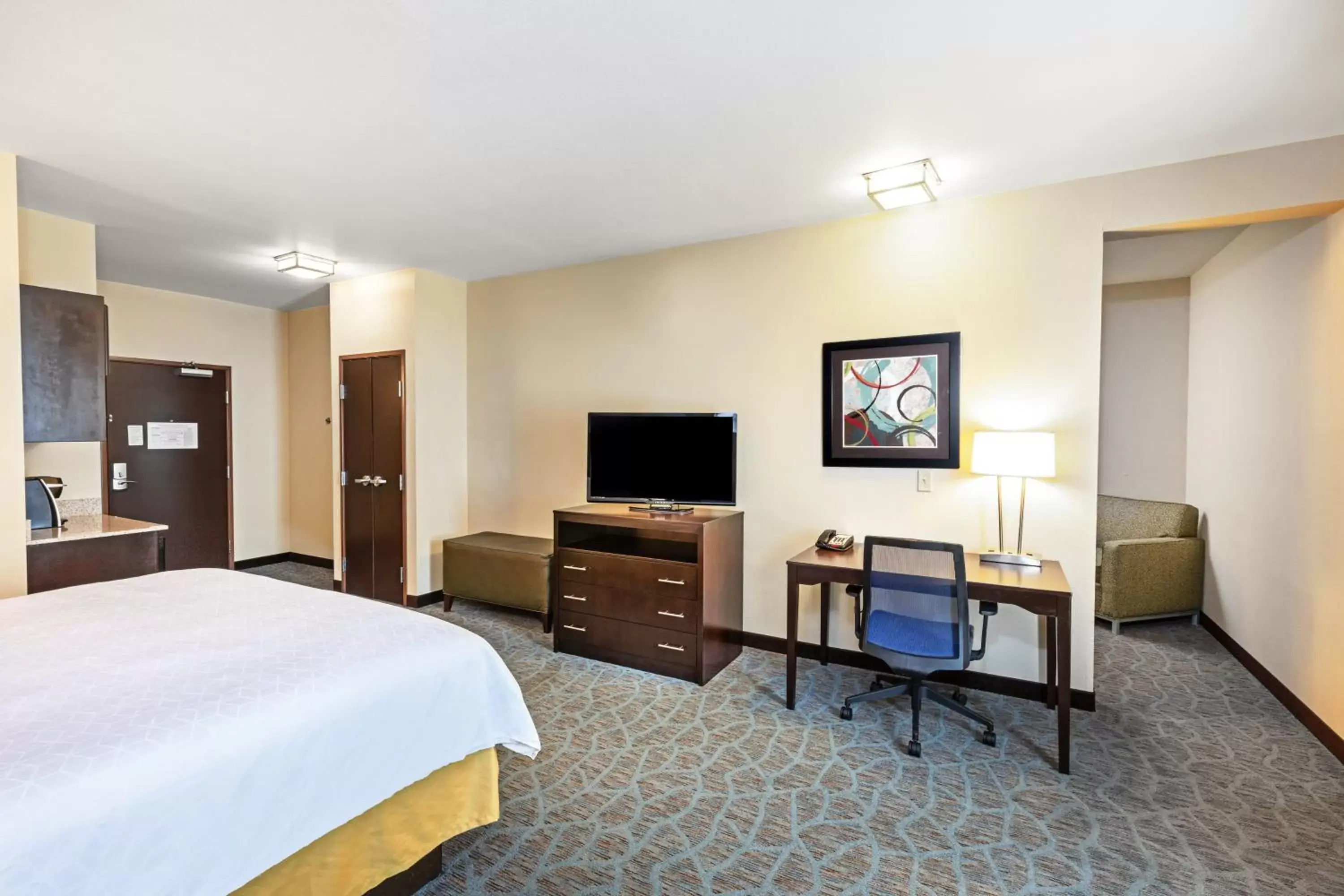 Bedroom, TV/Entertainment Center in Holiday Inn Express Hotel & Suites Floresville, an IHG Hotel